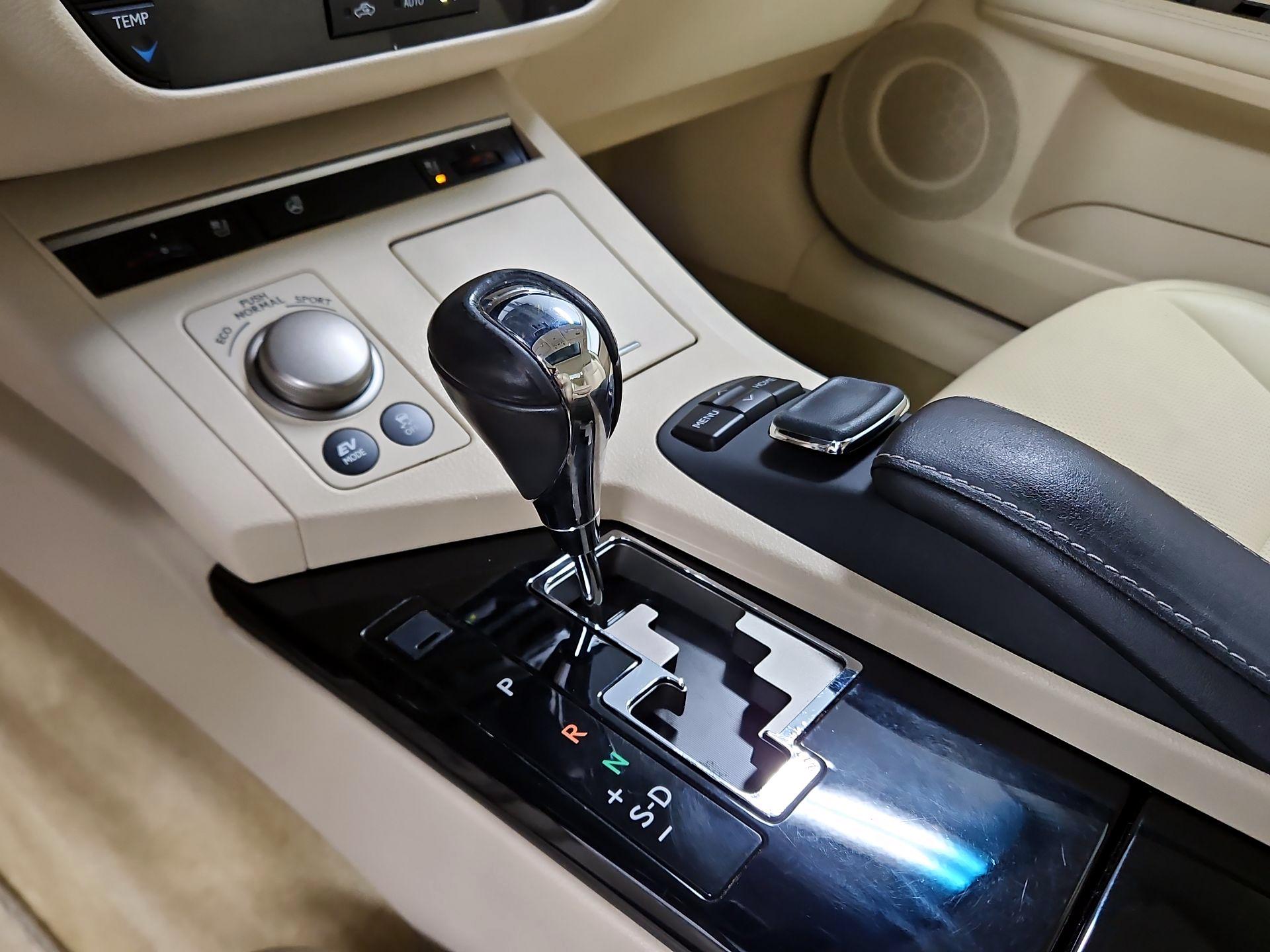 Thumbnail: 2015 Lexus ES - 18
