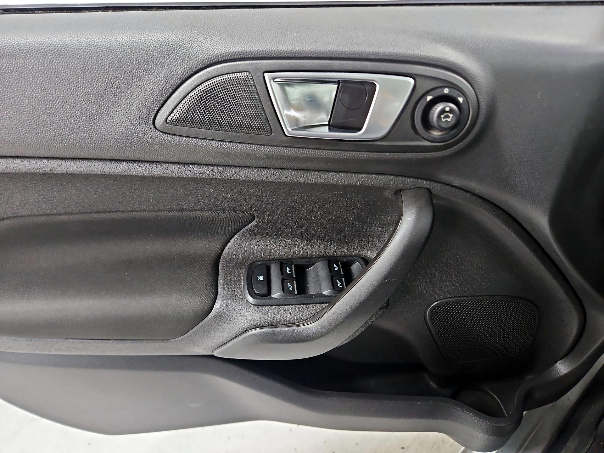 Thumbnail: 2016 Ford Fiesta - 12