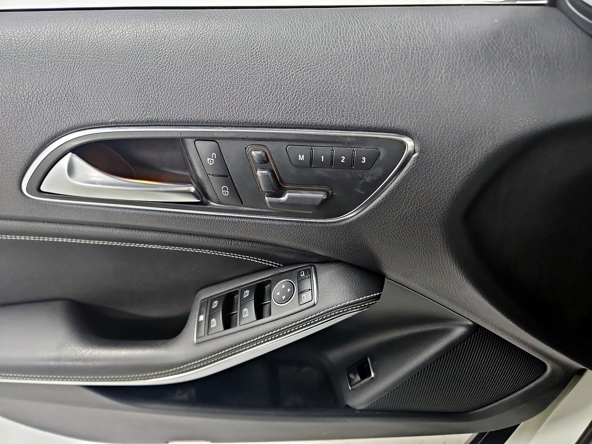 Thumbnail: 2015 Mercedes-Benz GLA - 12