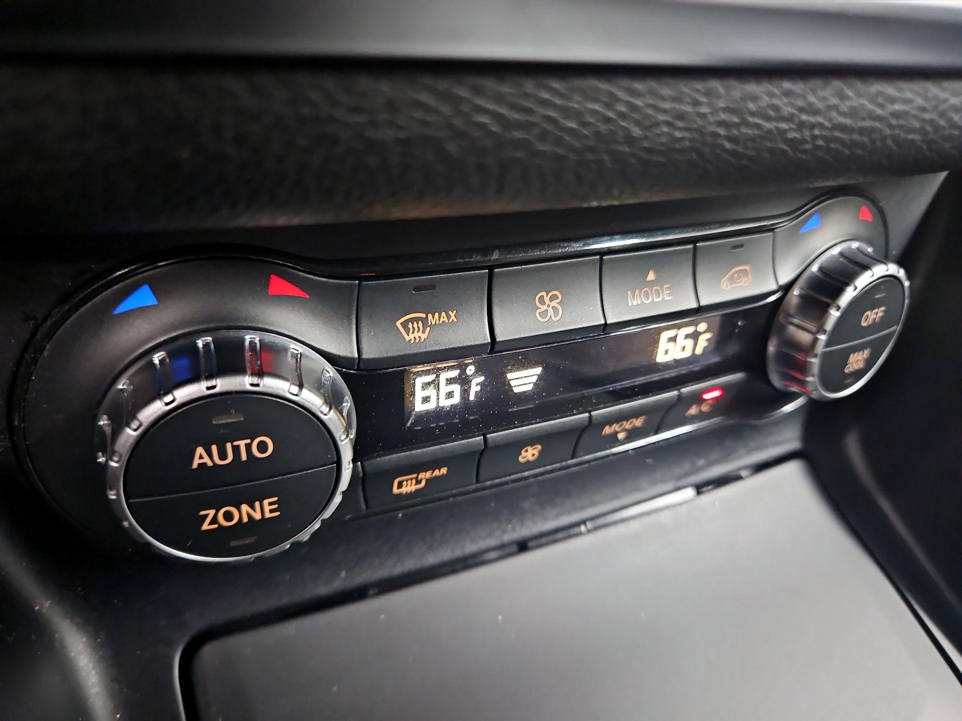 Thumbnail: 2015 Mercedes-Benz GLA - 17