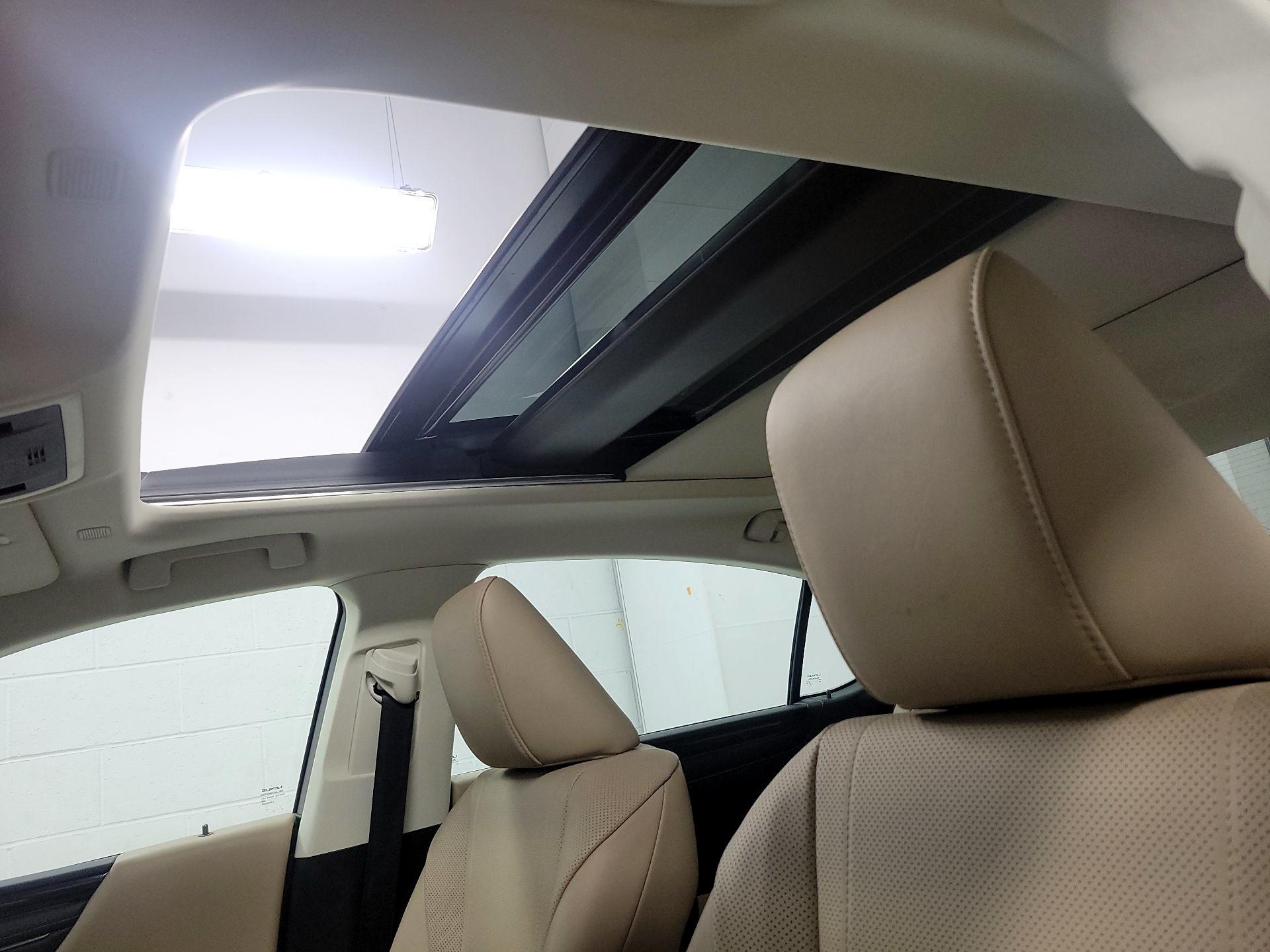 Thumbnail: 2019 Lexus ES - 20