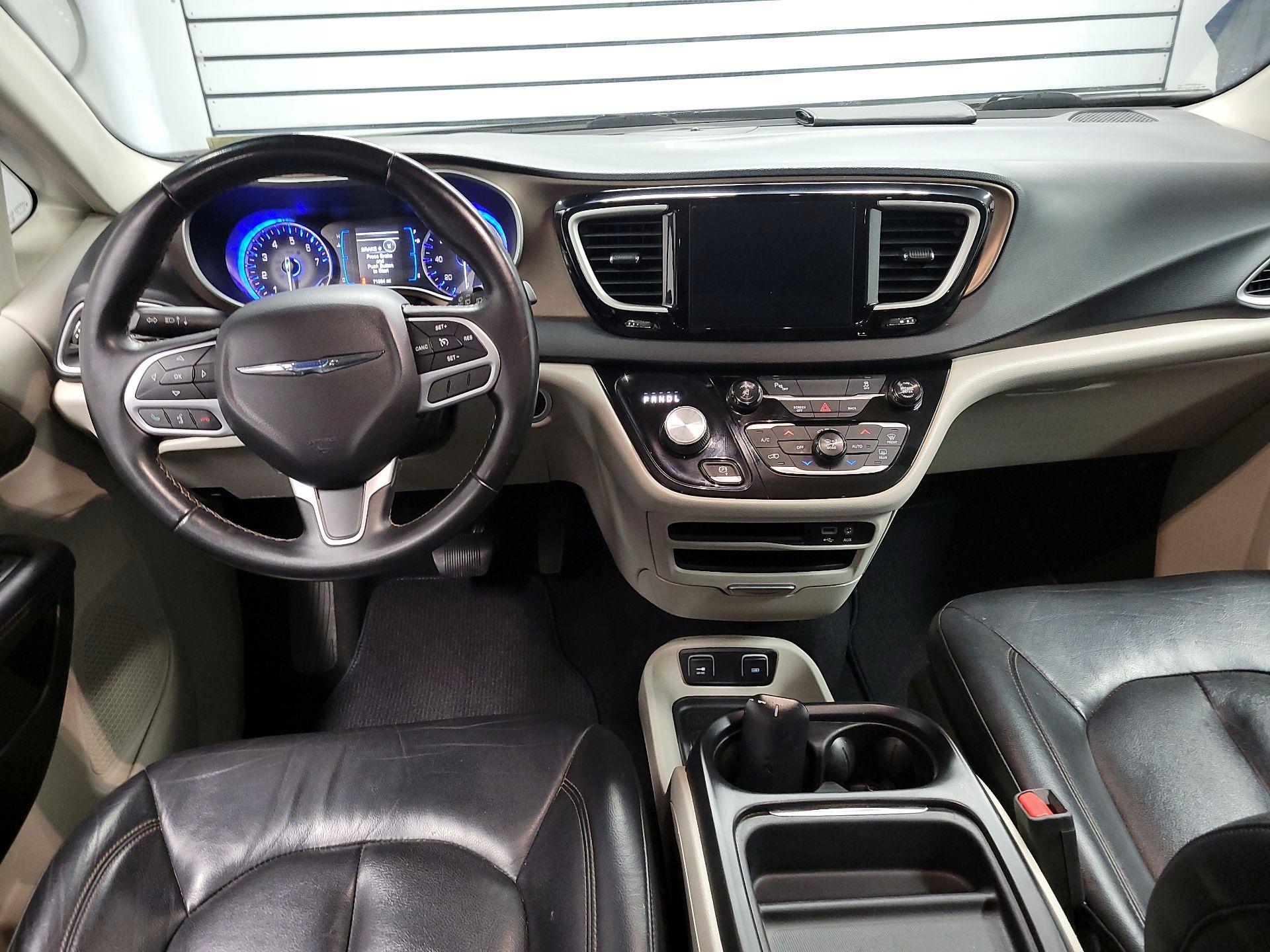 Thumbnail: 2017 Chrysler Pacifica - 9