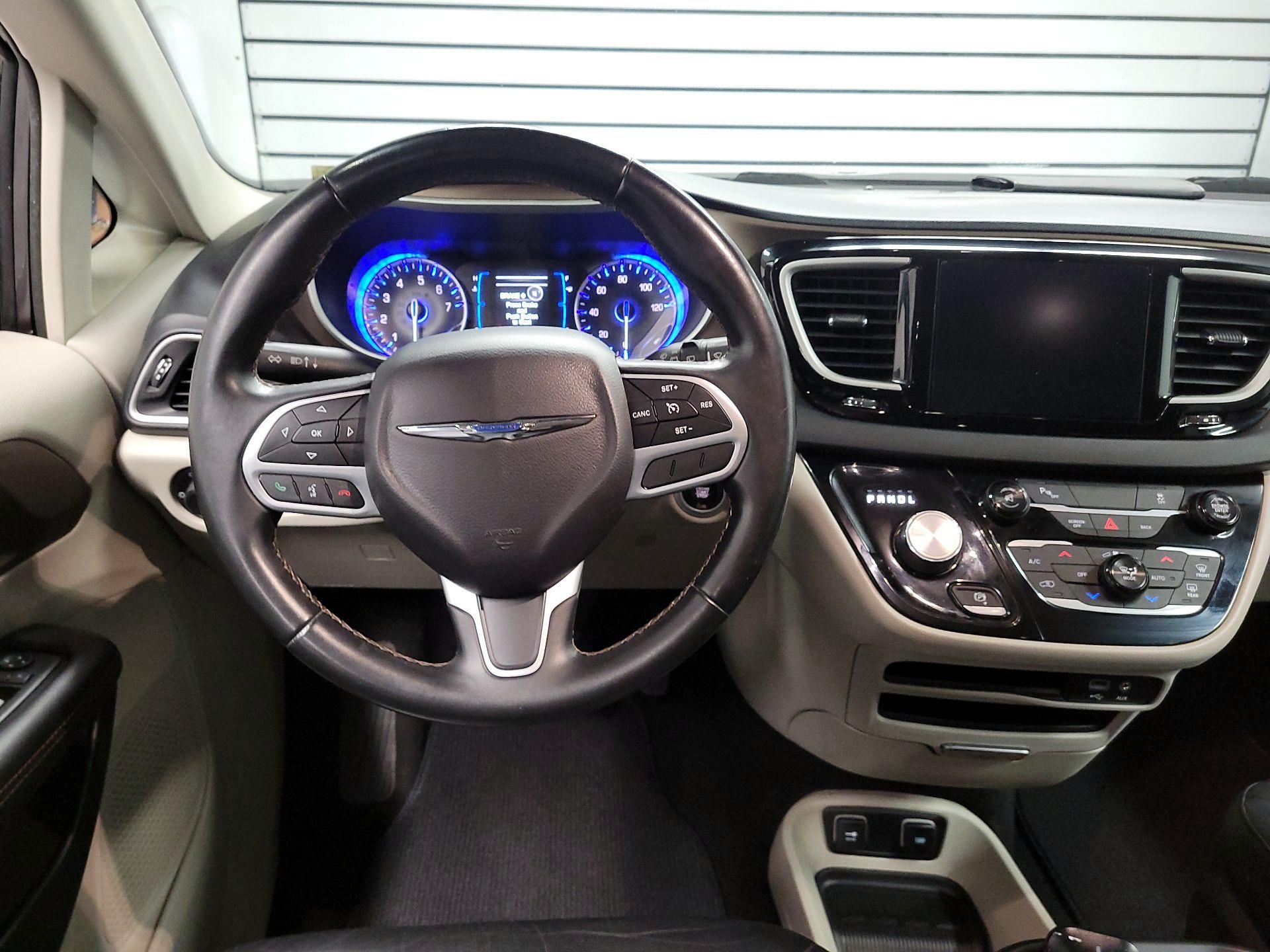 Thumbnail: 2017 Chrysler Pacifica - 10
