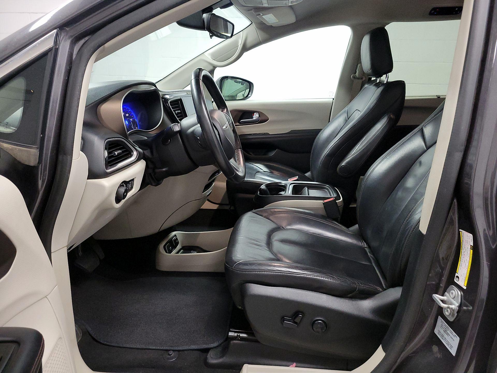 Thumbnail: 2017 Chrysler Pacifica - 11