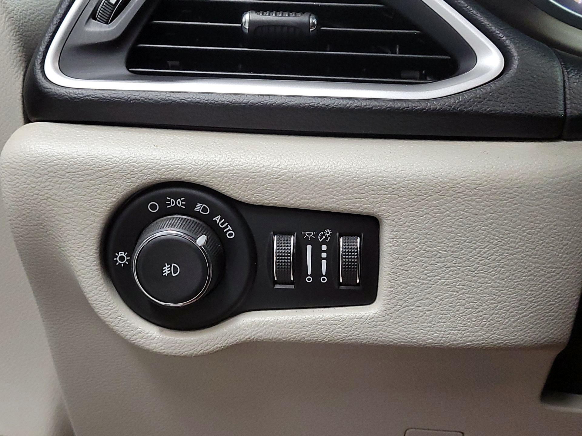 Thumbnail: 2017 Chrysler Pacifica - 13