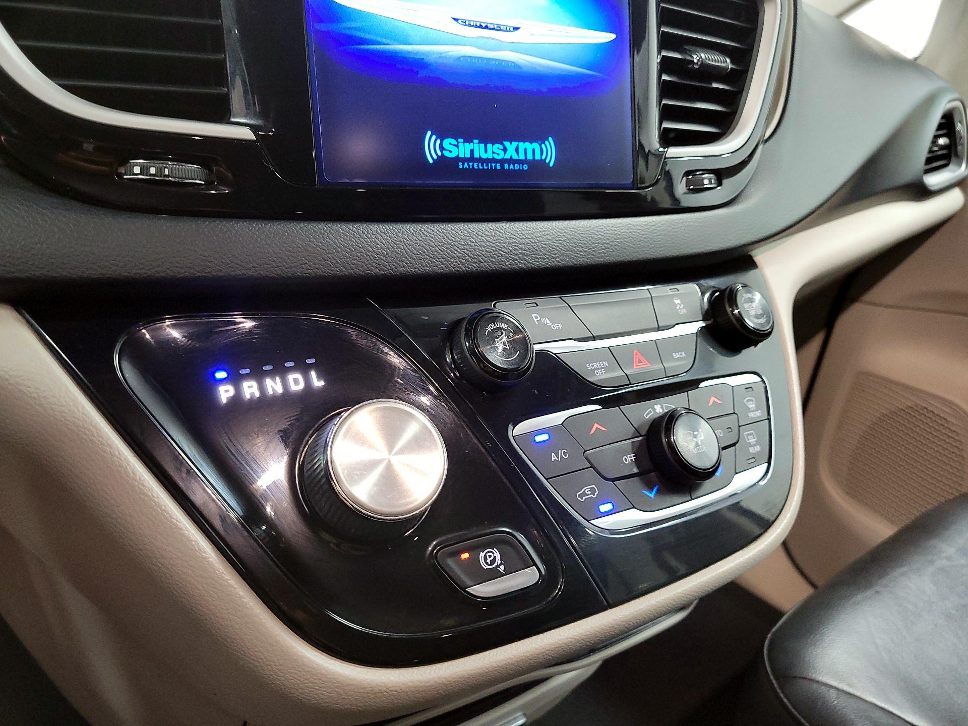 Thumbnail: 2017 Chrysler Pacifica - 17