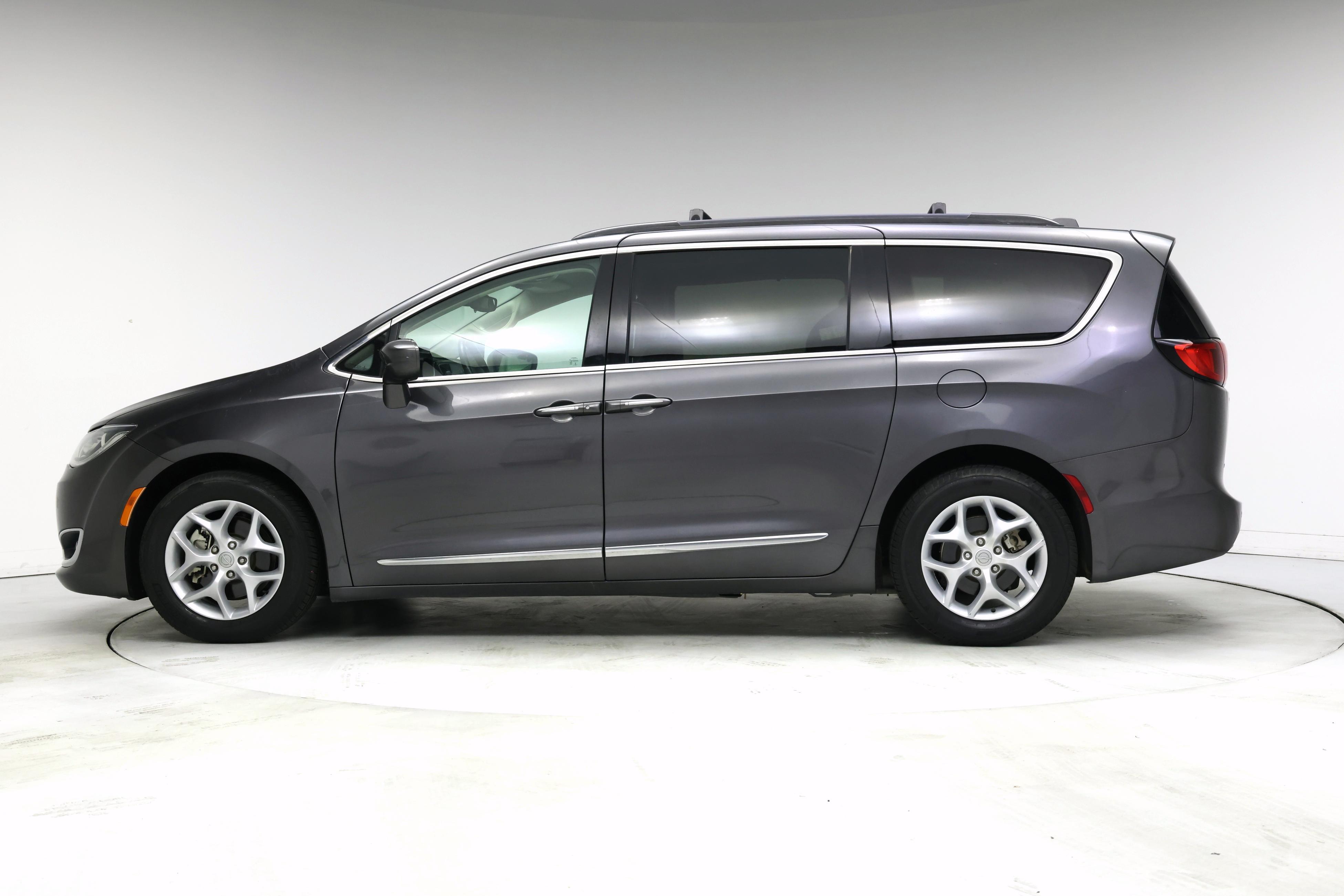 Thumbnail: 2017 Chrysler Pacifica - 3