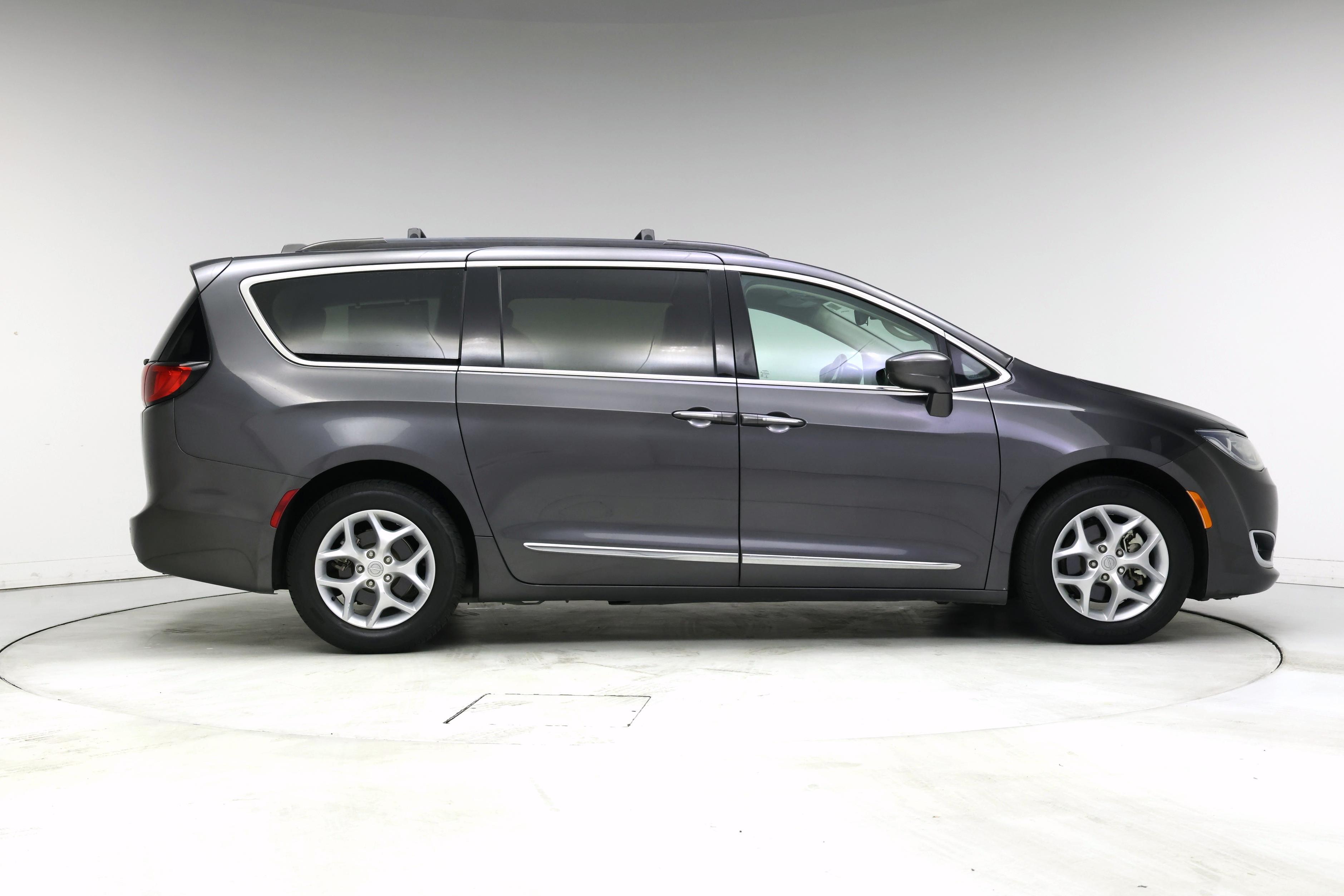 Thumbnail: 2017 Chrysler Pacifica - 7