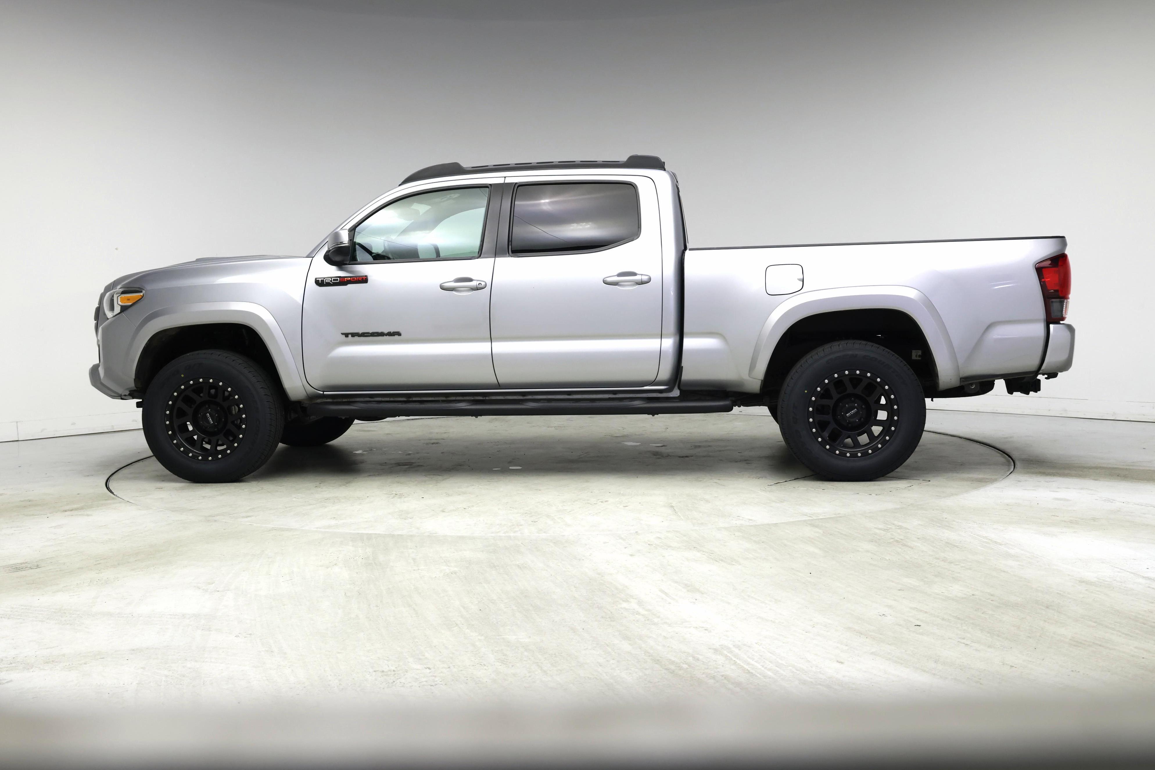 Thumbnail: 2019 Toyota Tacoma - 3