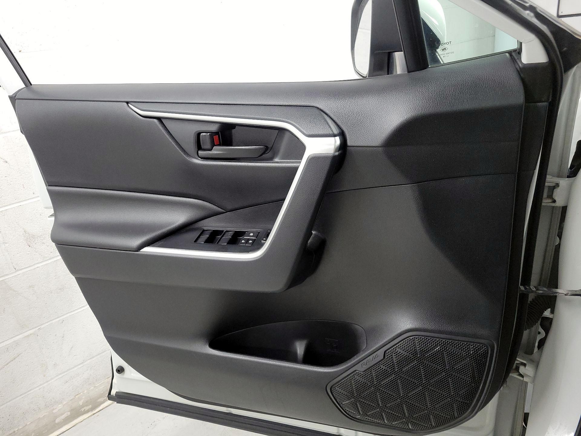 Thumbnail: 2020 Toyota RAV4 - 12