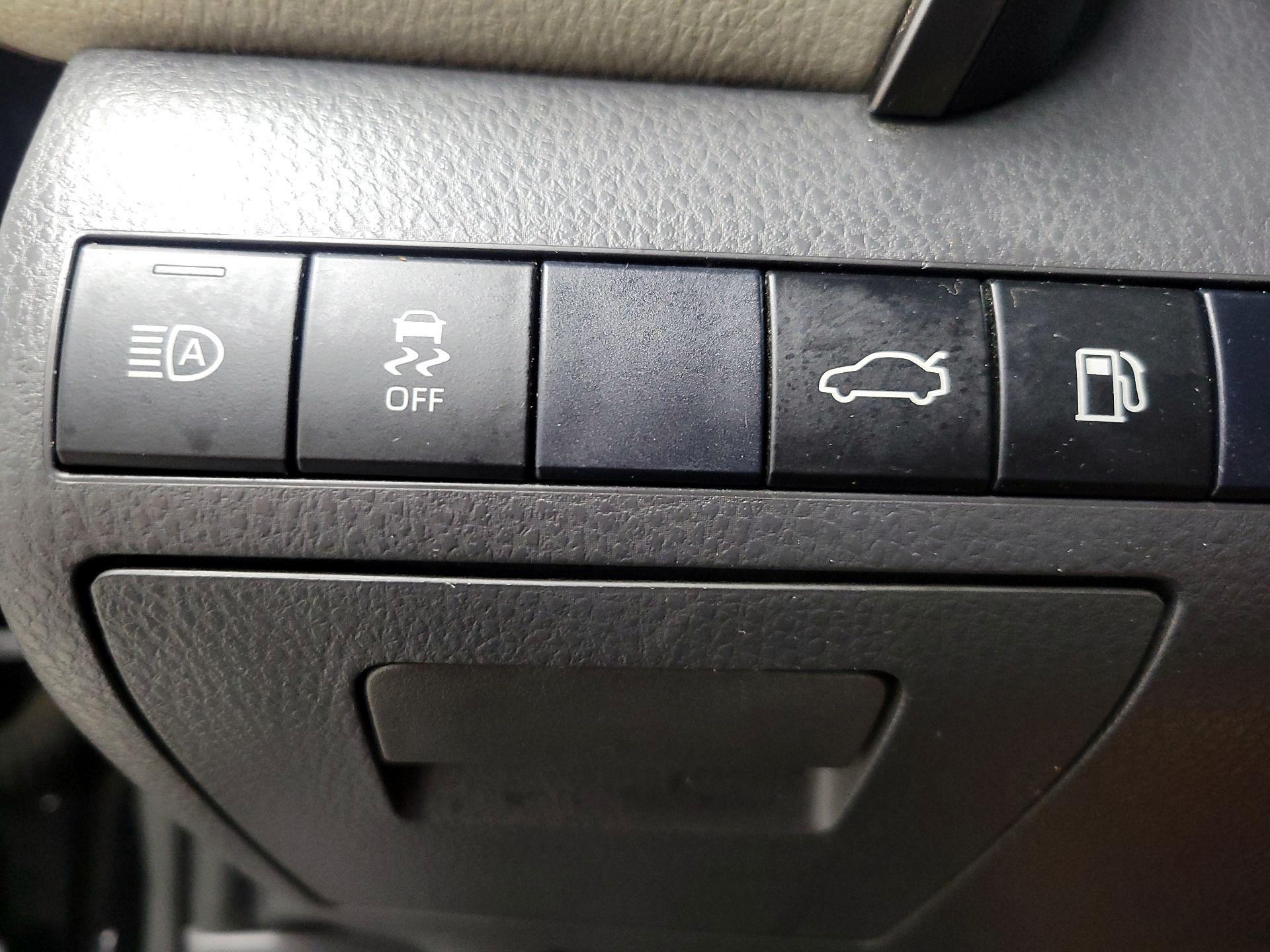 Thumbnail: 2018 Toyota Camry - 13