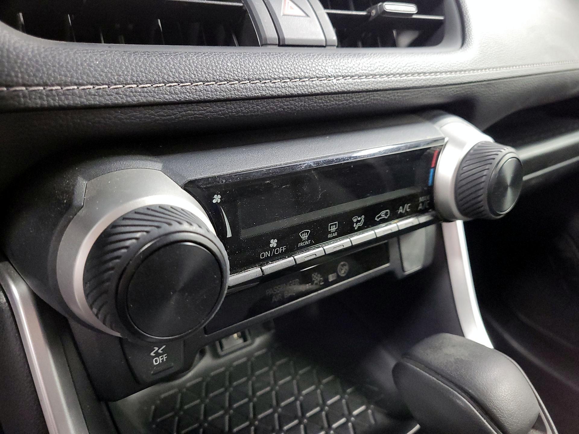 Thumbnail: 2019 Toyota RAV4 - 16
