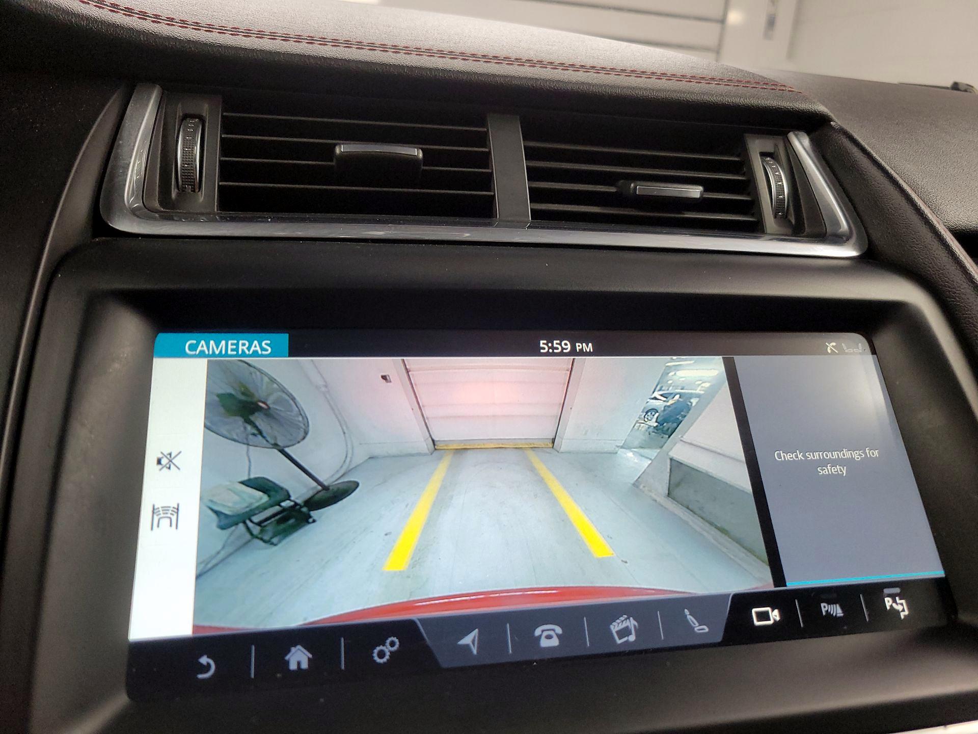 Thumbnail: 2018 Jaguar E-Pace - 15