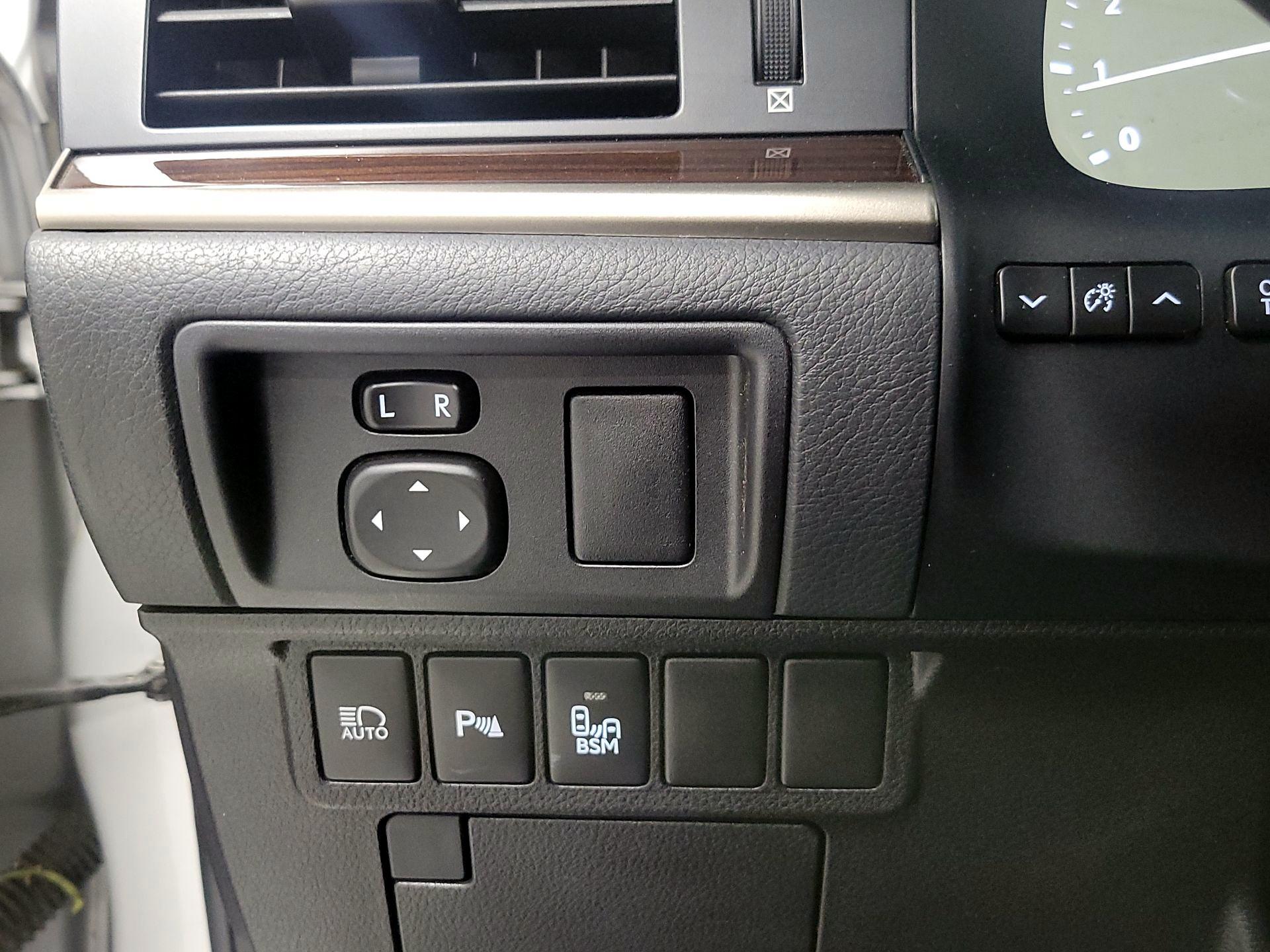 Thumbnail: 2016 Lexus ES - 13