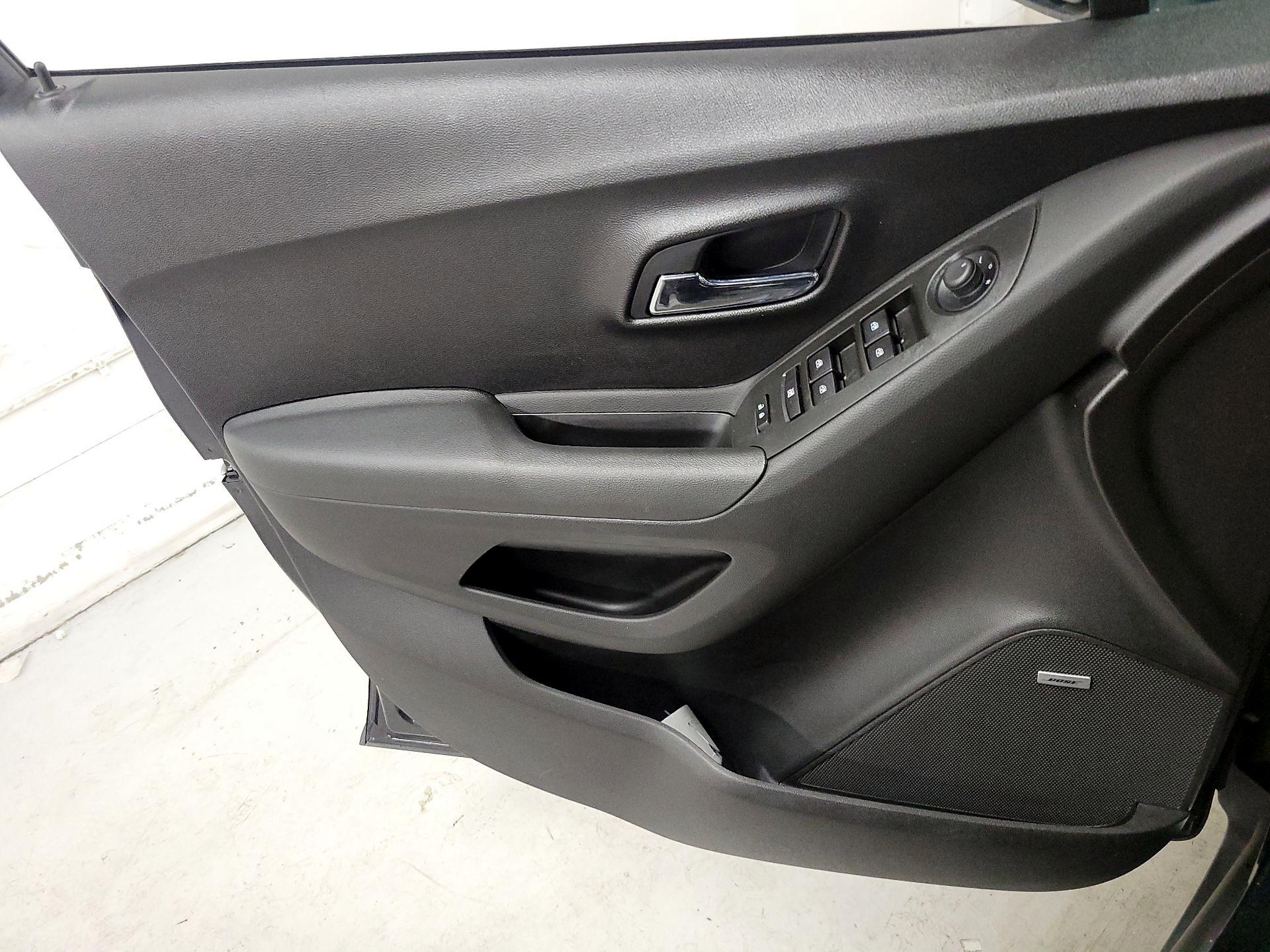 Thumbnail: 2015 Chevrolet Trax - 12