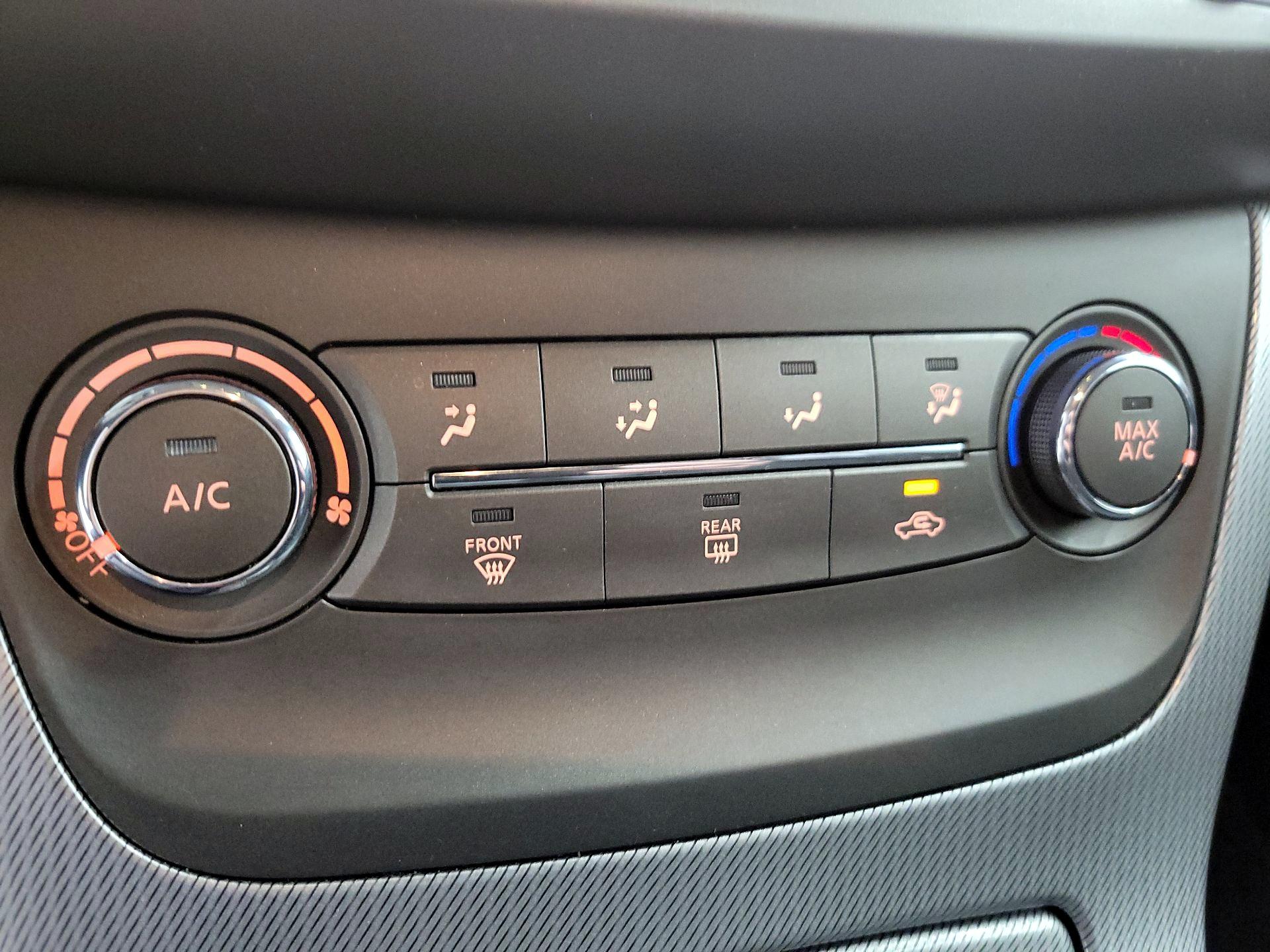 Thumbnail: 2014 Nissan Sentra - 16