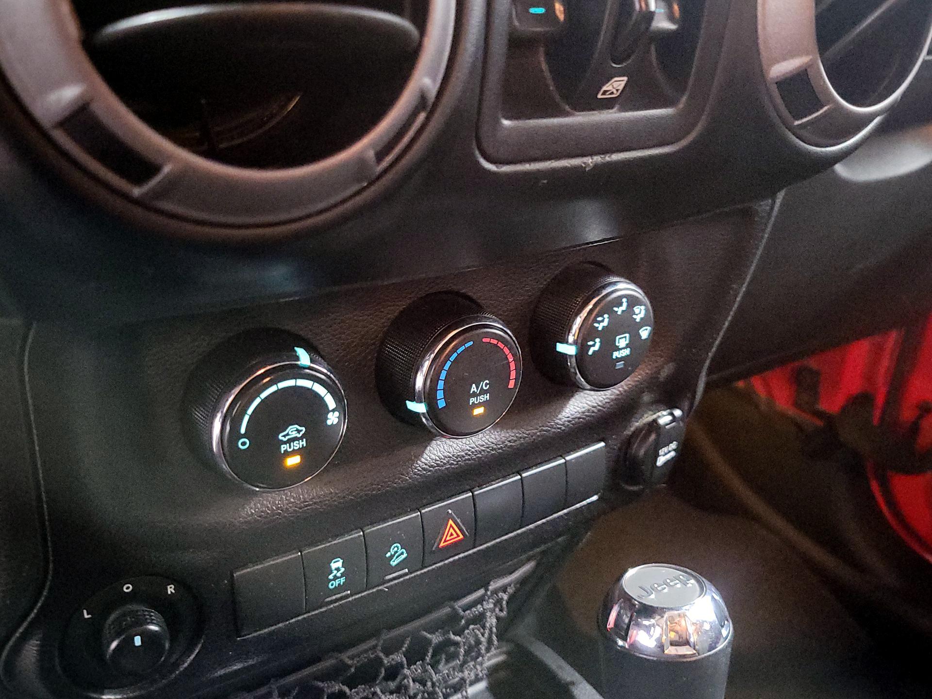 Thumbnail: 2018 Jeep Wrangler - 14