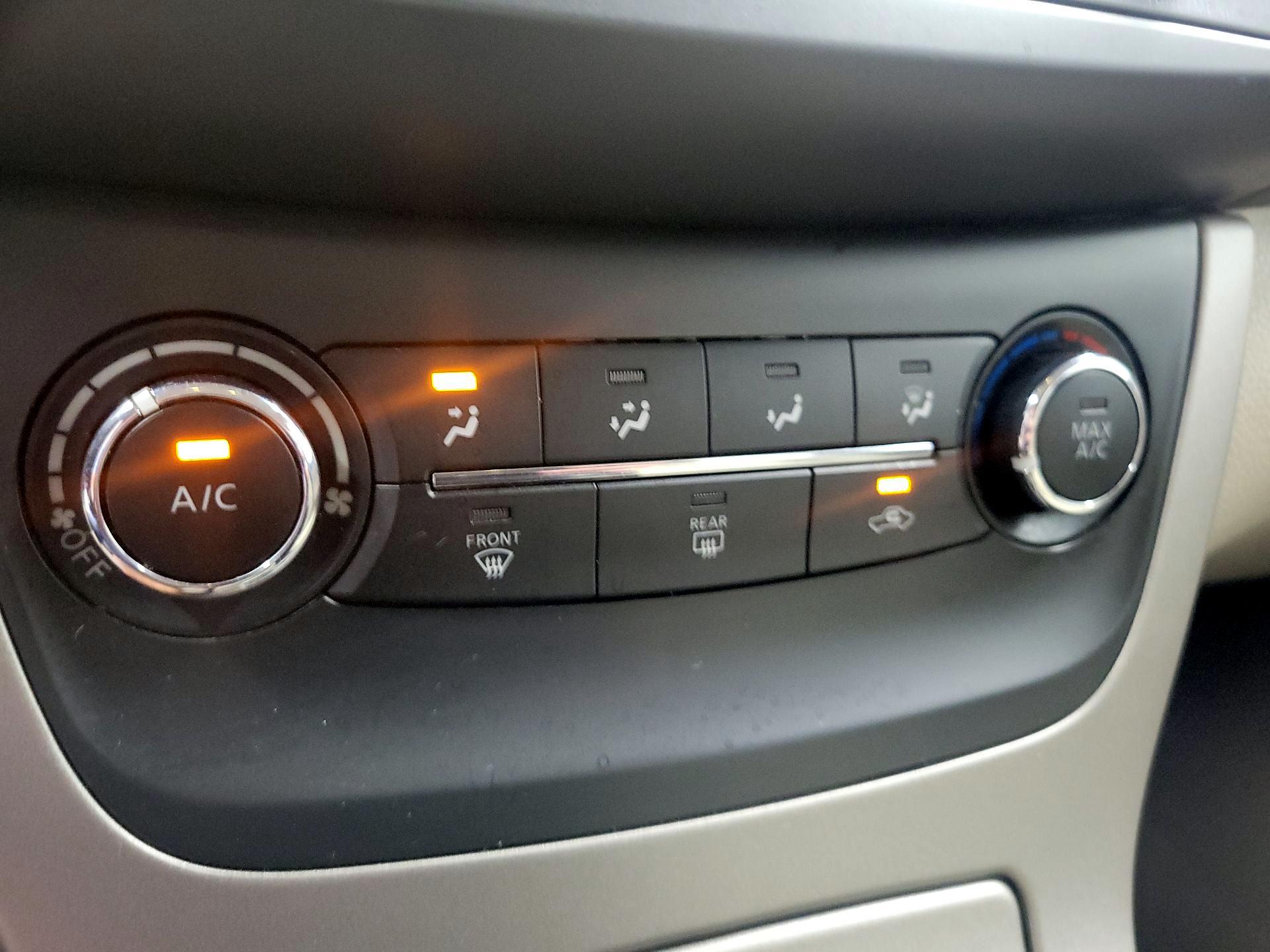 Thumbnail: 2015 Nissan Sentra - 15