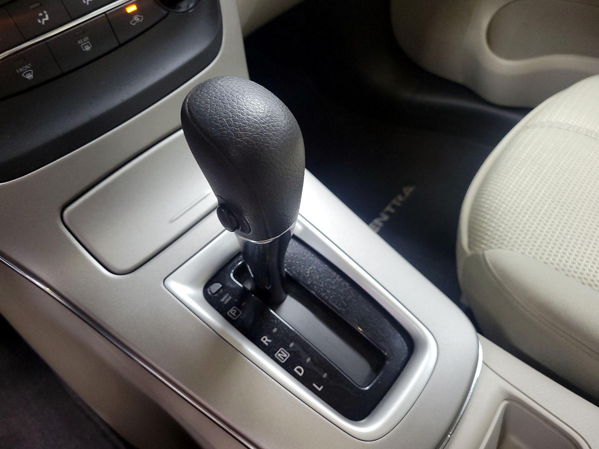 Thumbnail: 2015 Nissan Sentra - 16