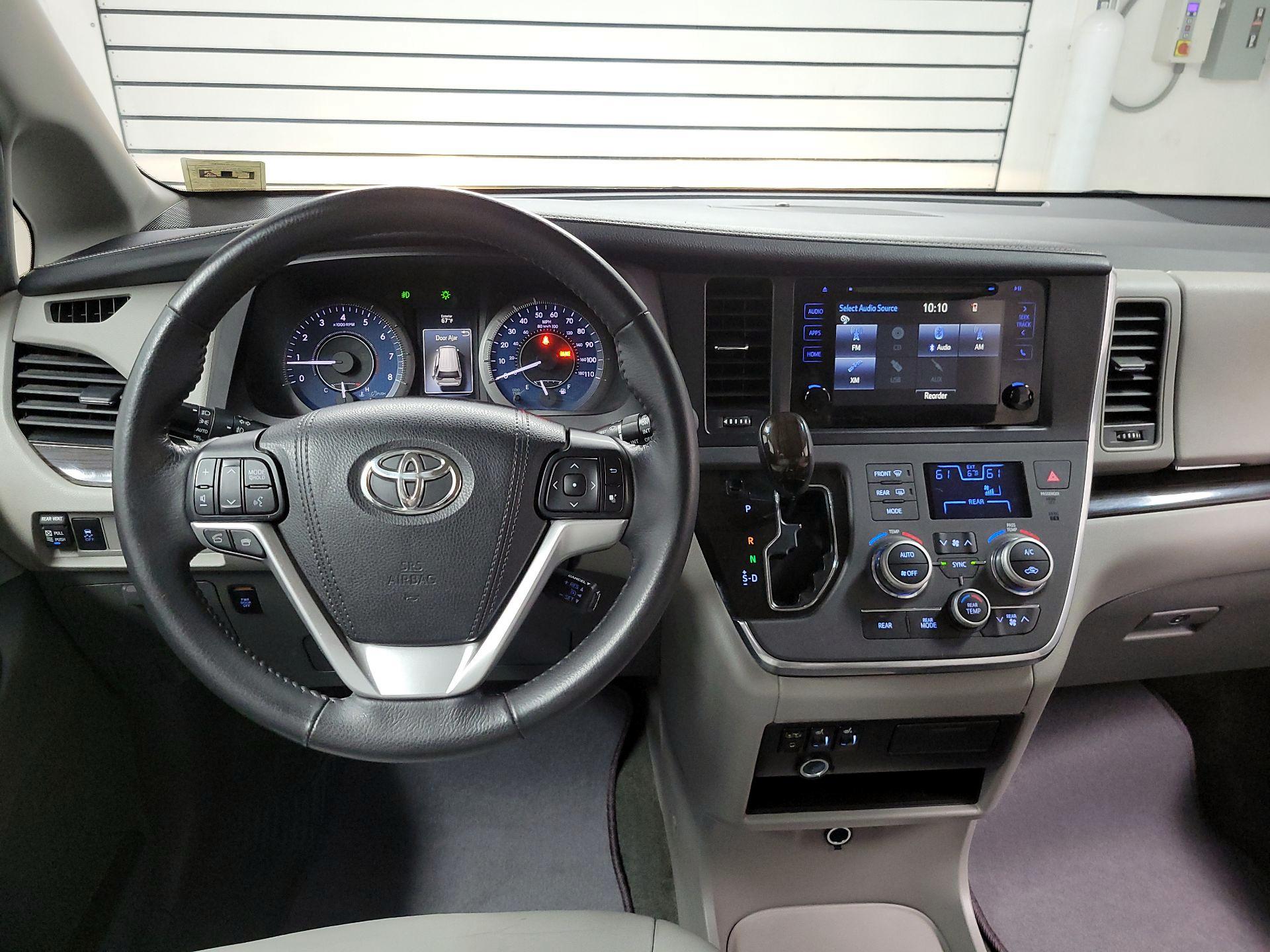Thumbnail: 2017 Toyota Sienna - 9