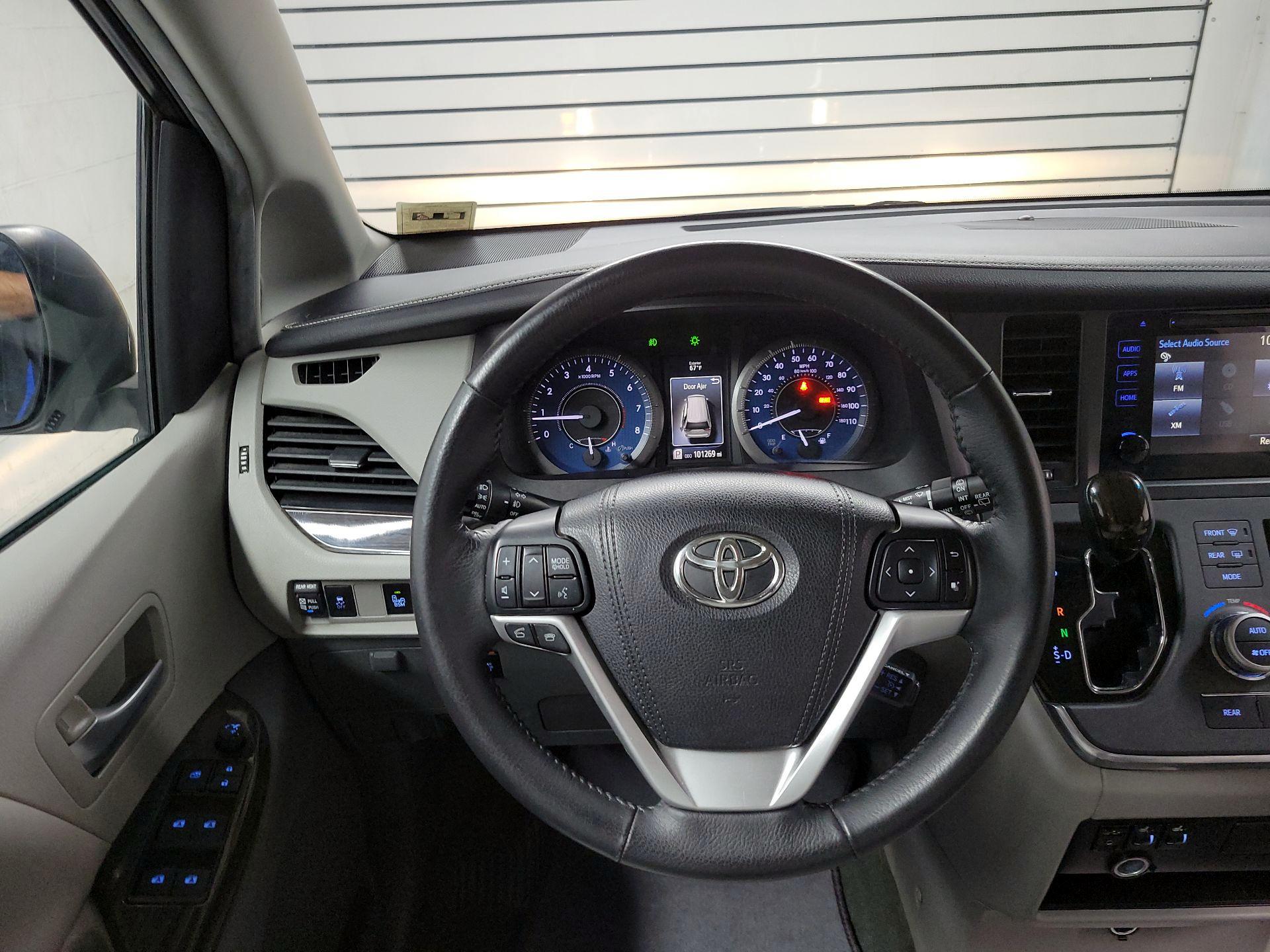 Thumbnail: 2017 Toyota Sienna - 10