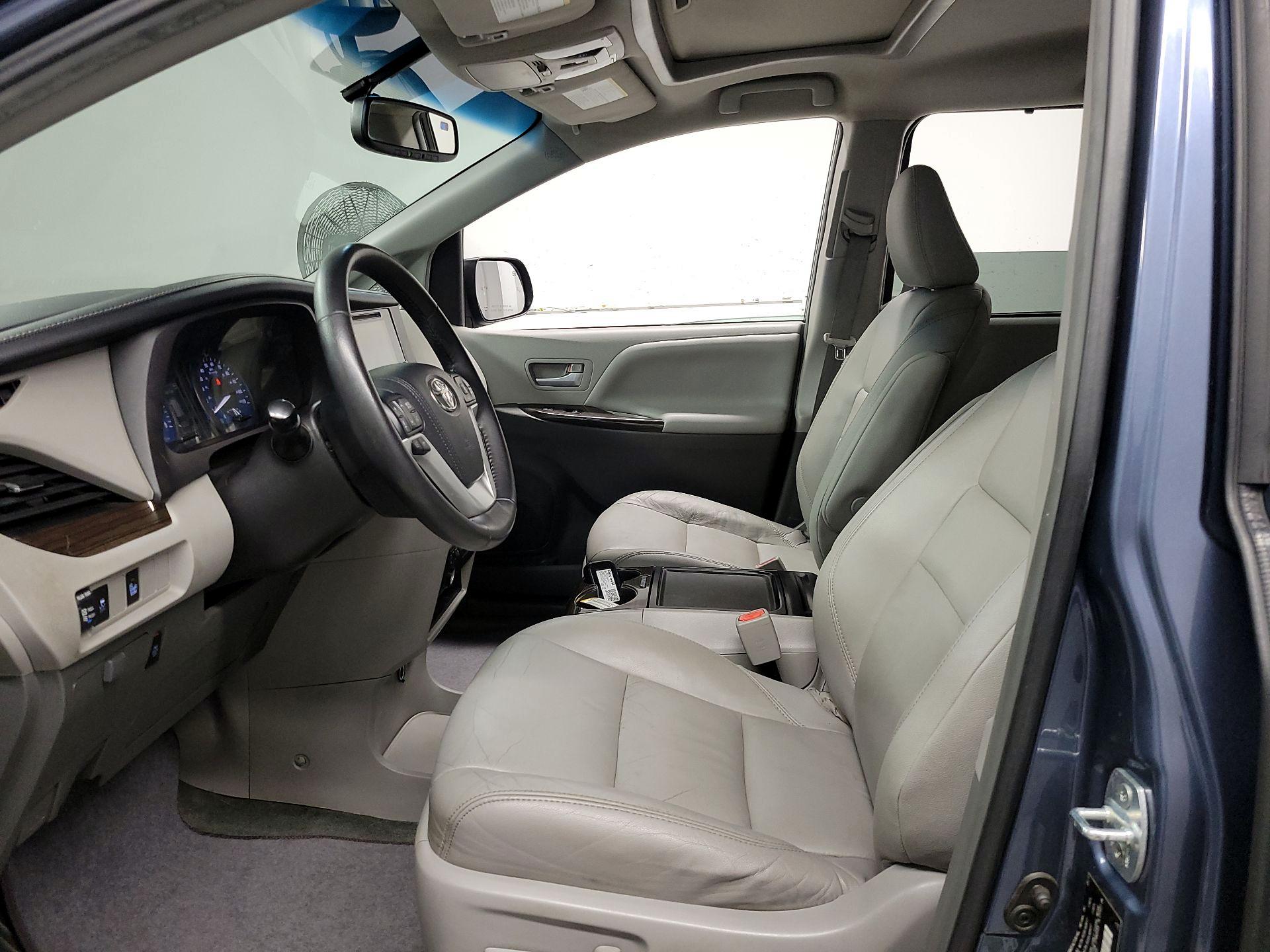 Thumbnail: 2017 Toyota Sienna - 11