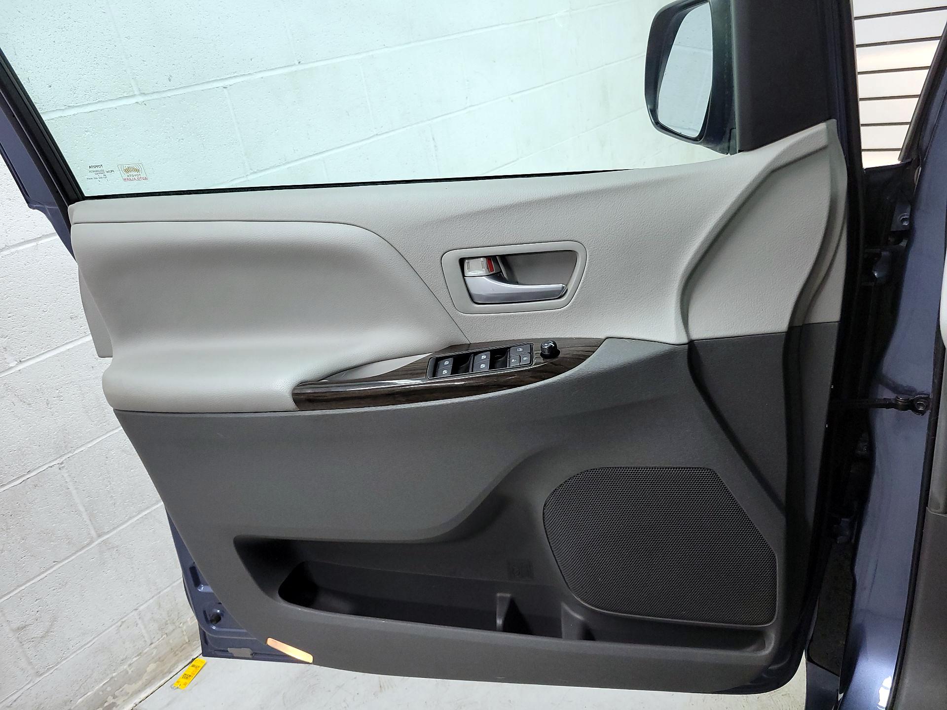 Thumbnail: 2017 Toyota Sienna - 12