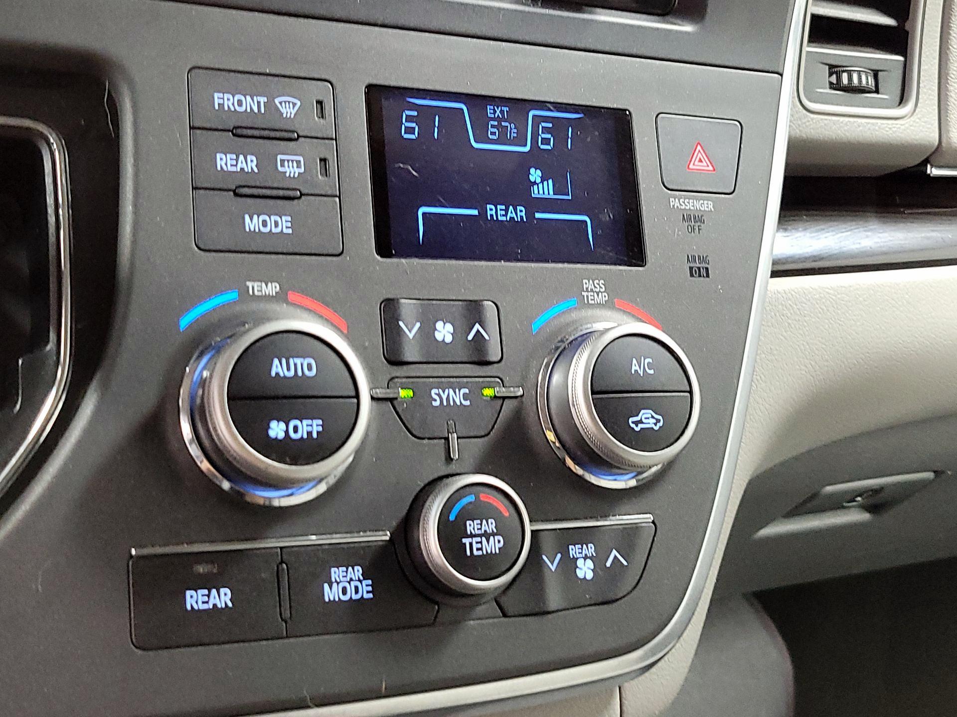 Thumbnail: 2017 Toyota Sienna - 15