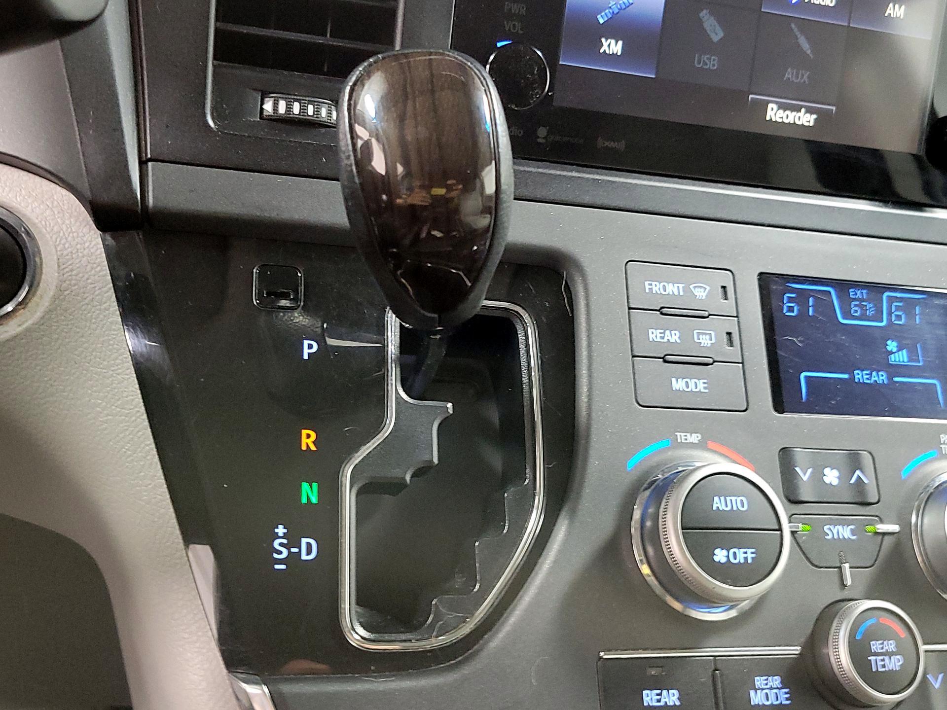 Thumbnail: 2017 Toyota Sienna - 16