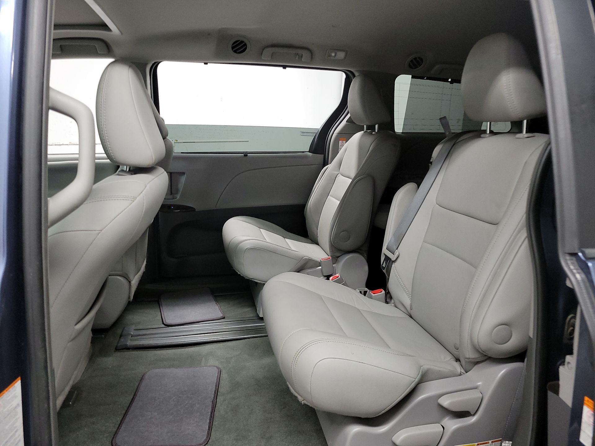 Thumbnail: 2017 Toyota Sienna - 17