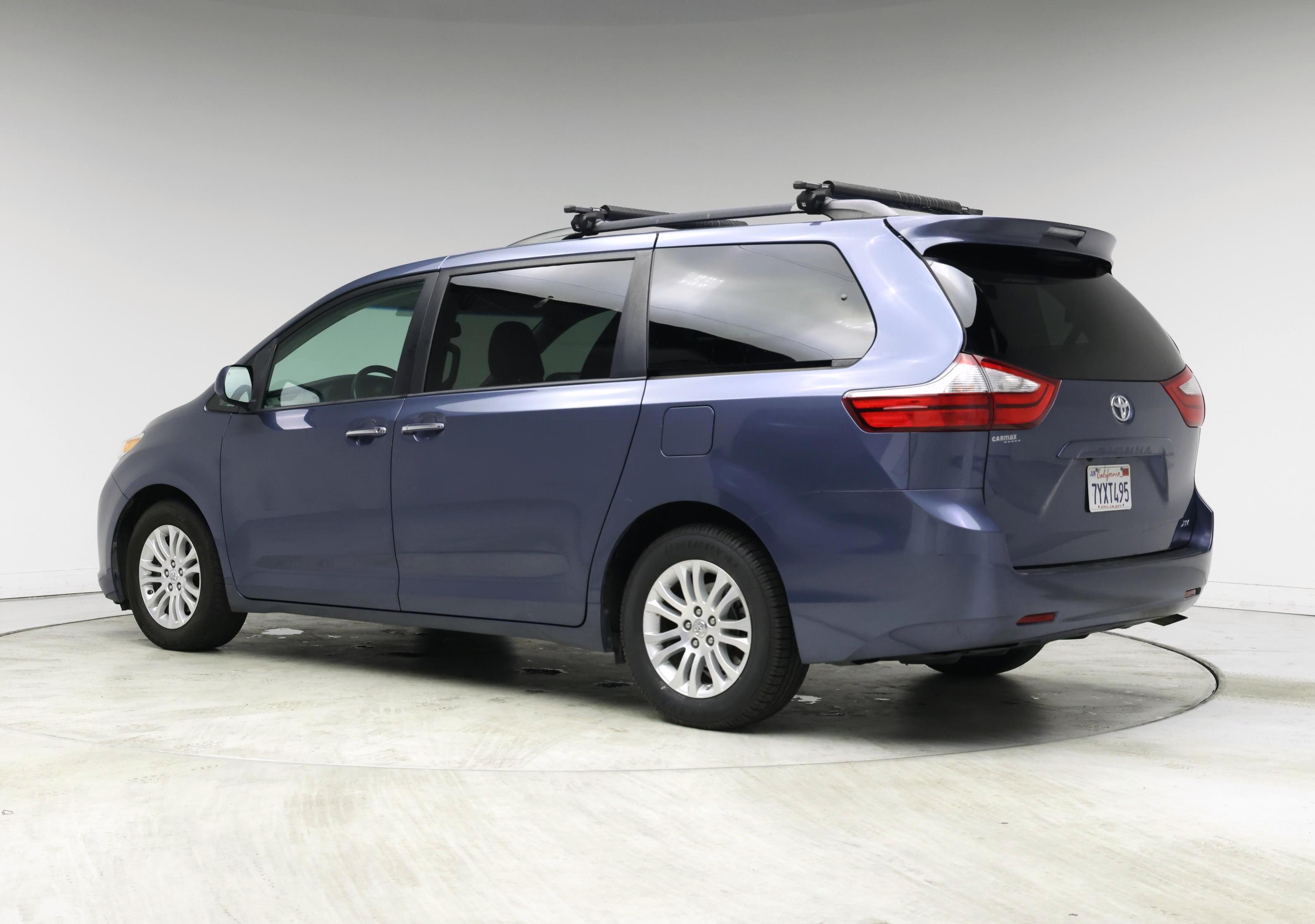 Thumbnail: 2017 Toyota Sienna - 2