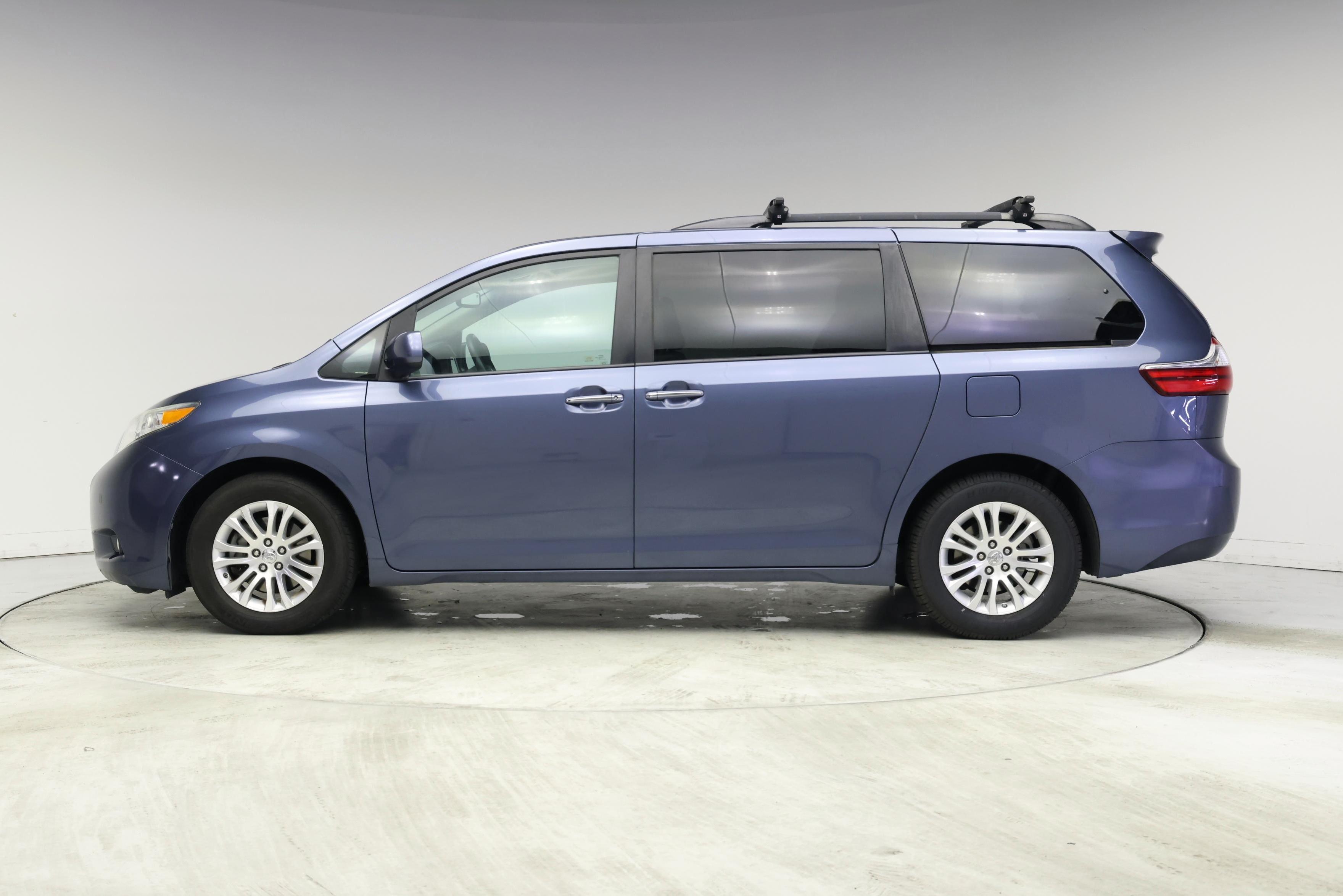 Thumbnail: 2017 Toyota Sienna - 3