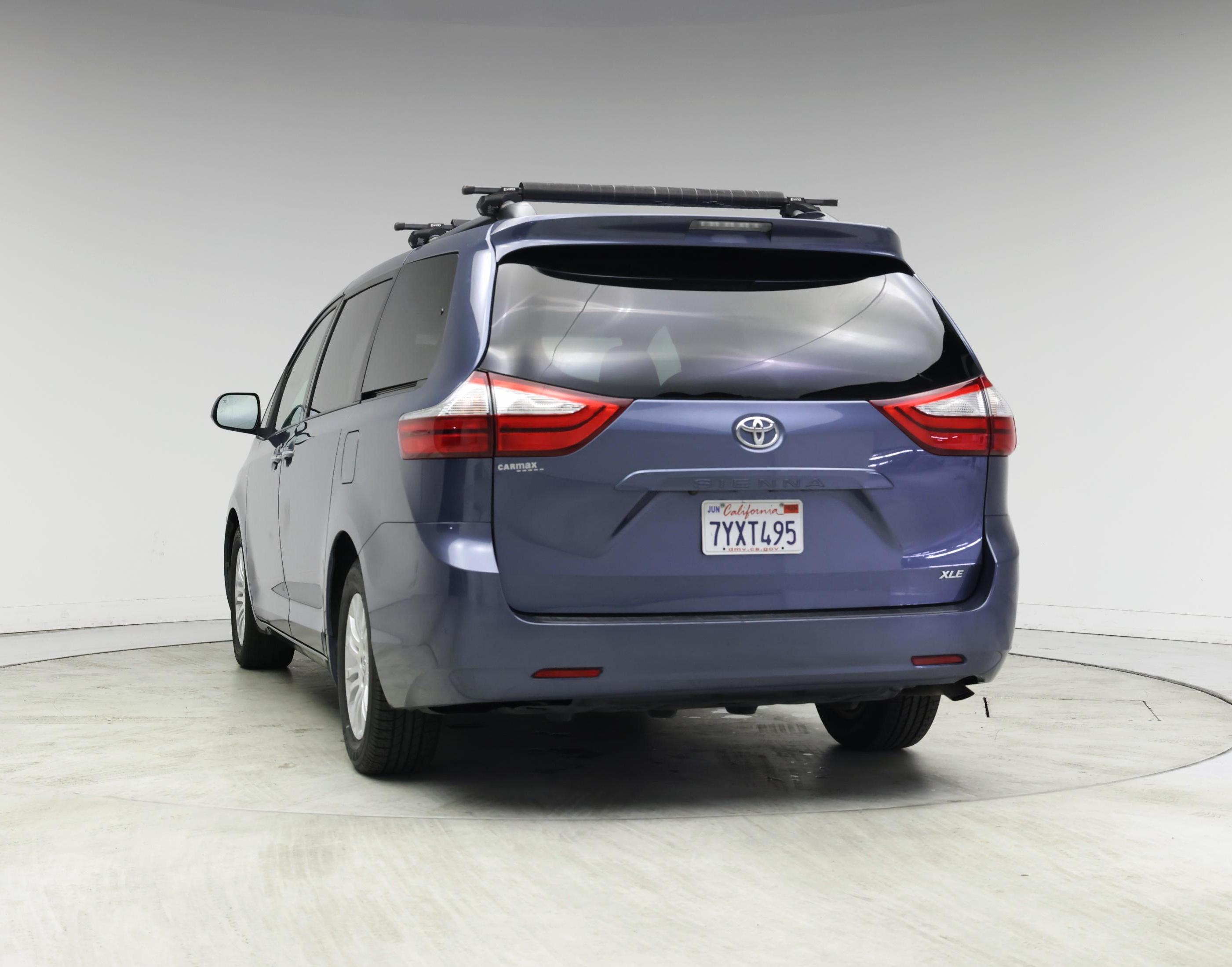 Thumbnail: 2017 Toyota Sienna - 6