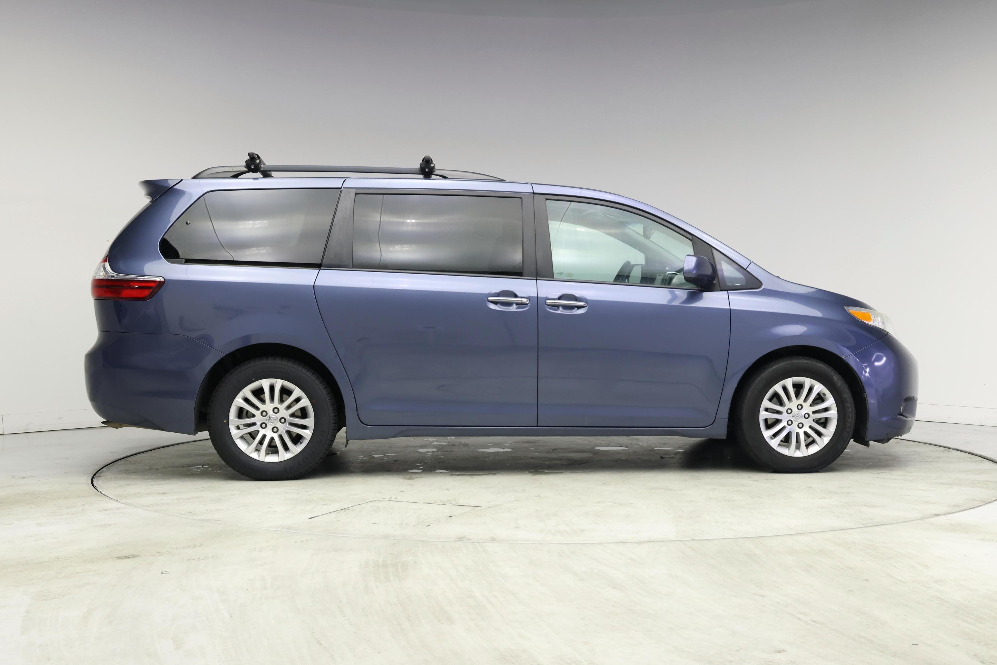 Thumbnail: 2017 Toyota Sienna - 7
