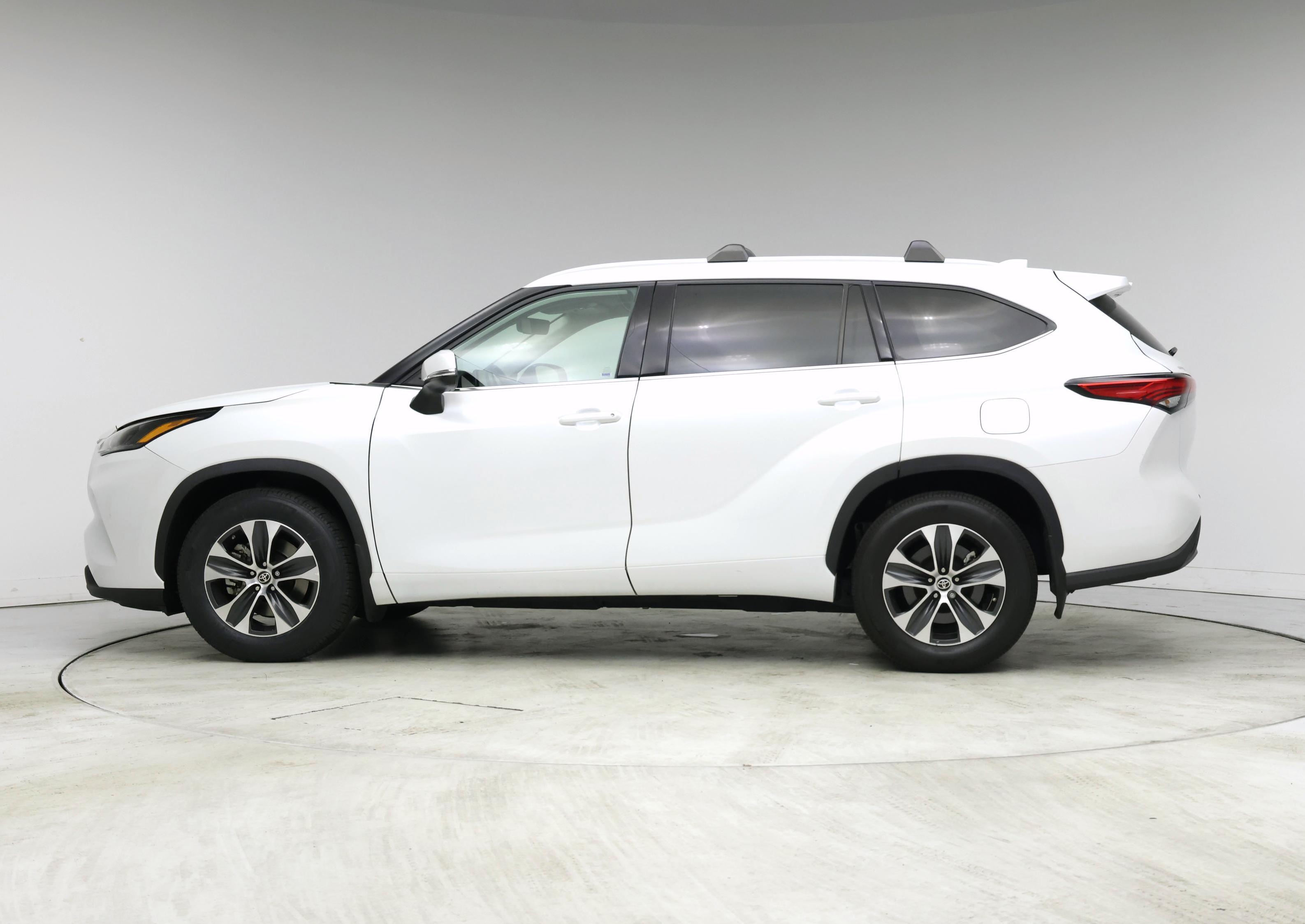 Thumbnail: 2022 Toyota Highlander - 3