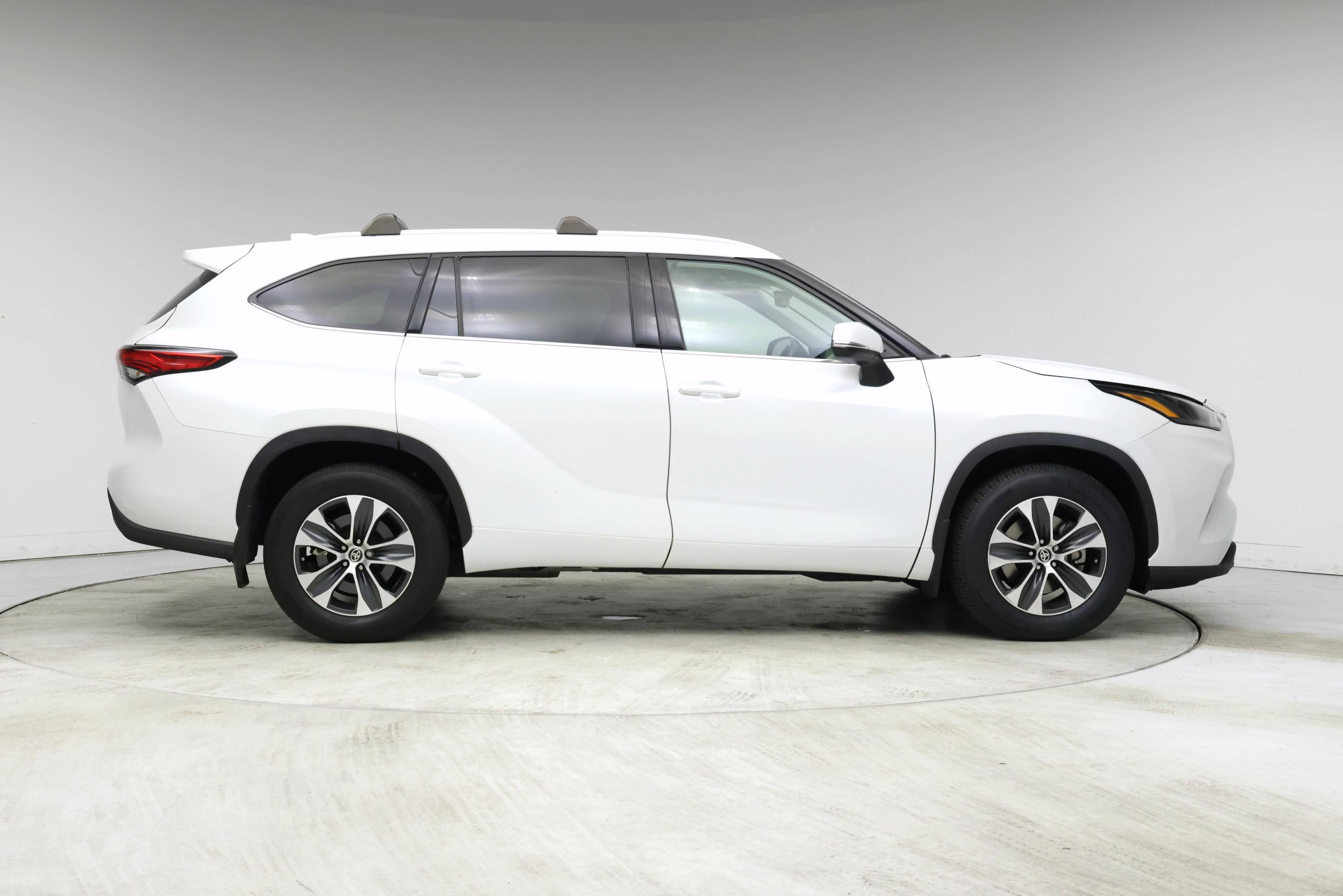 Thumbnail: 2022 Toyota Highlander - 7