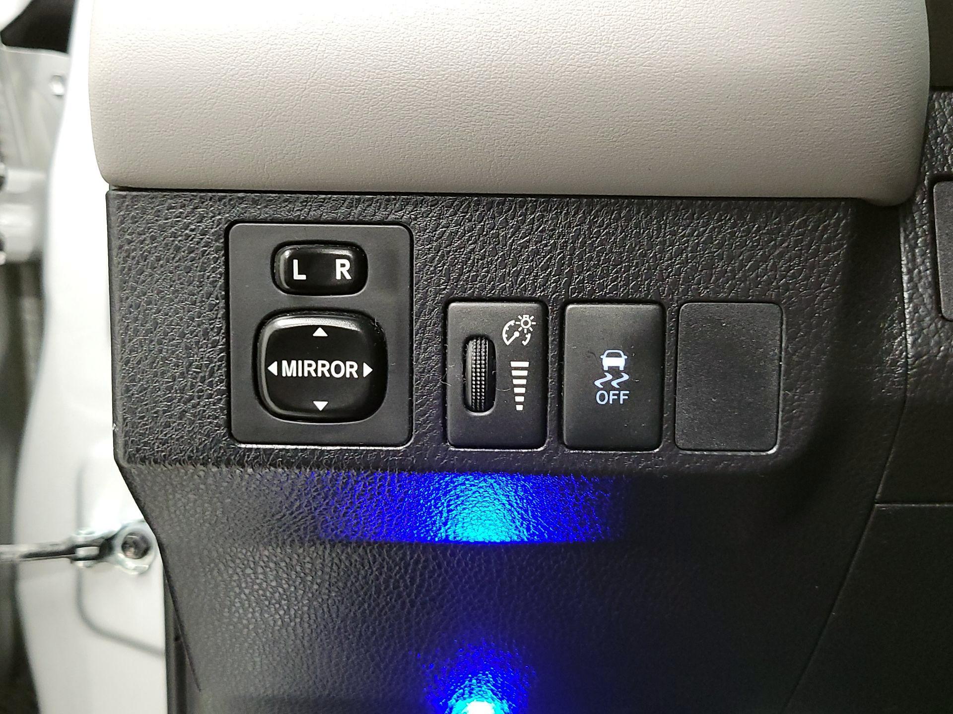 Thumbnail: 2015 Toyota RAV4 - 13