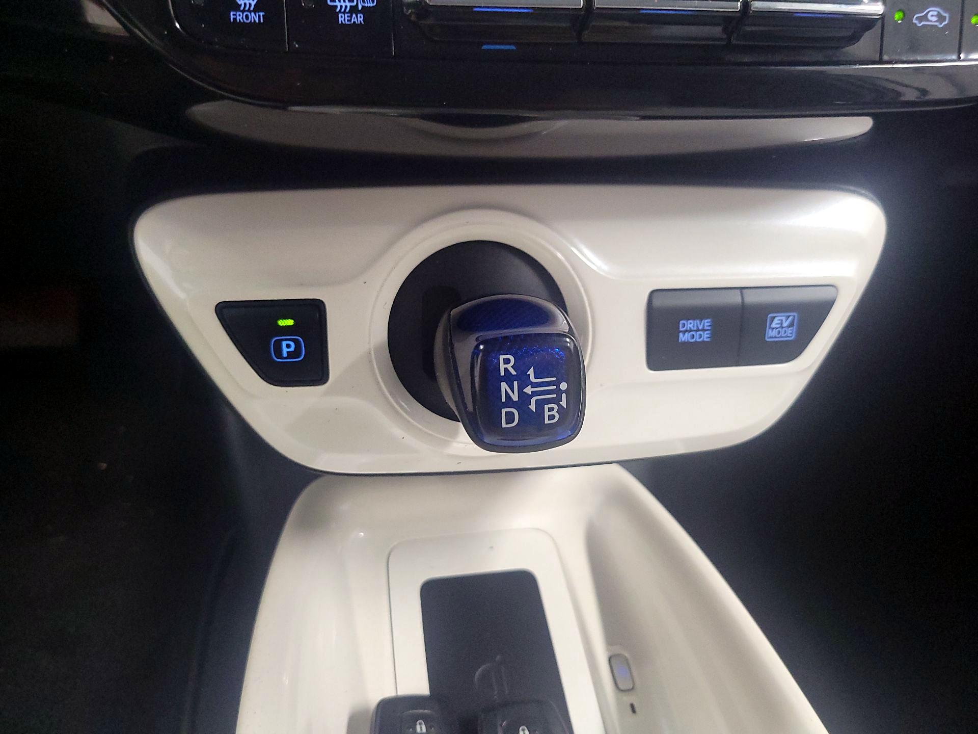 Thumbnail: 2016 Toyota Prius - 16