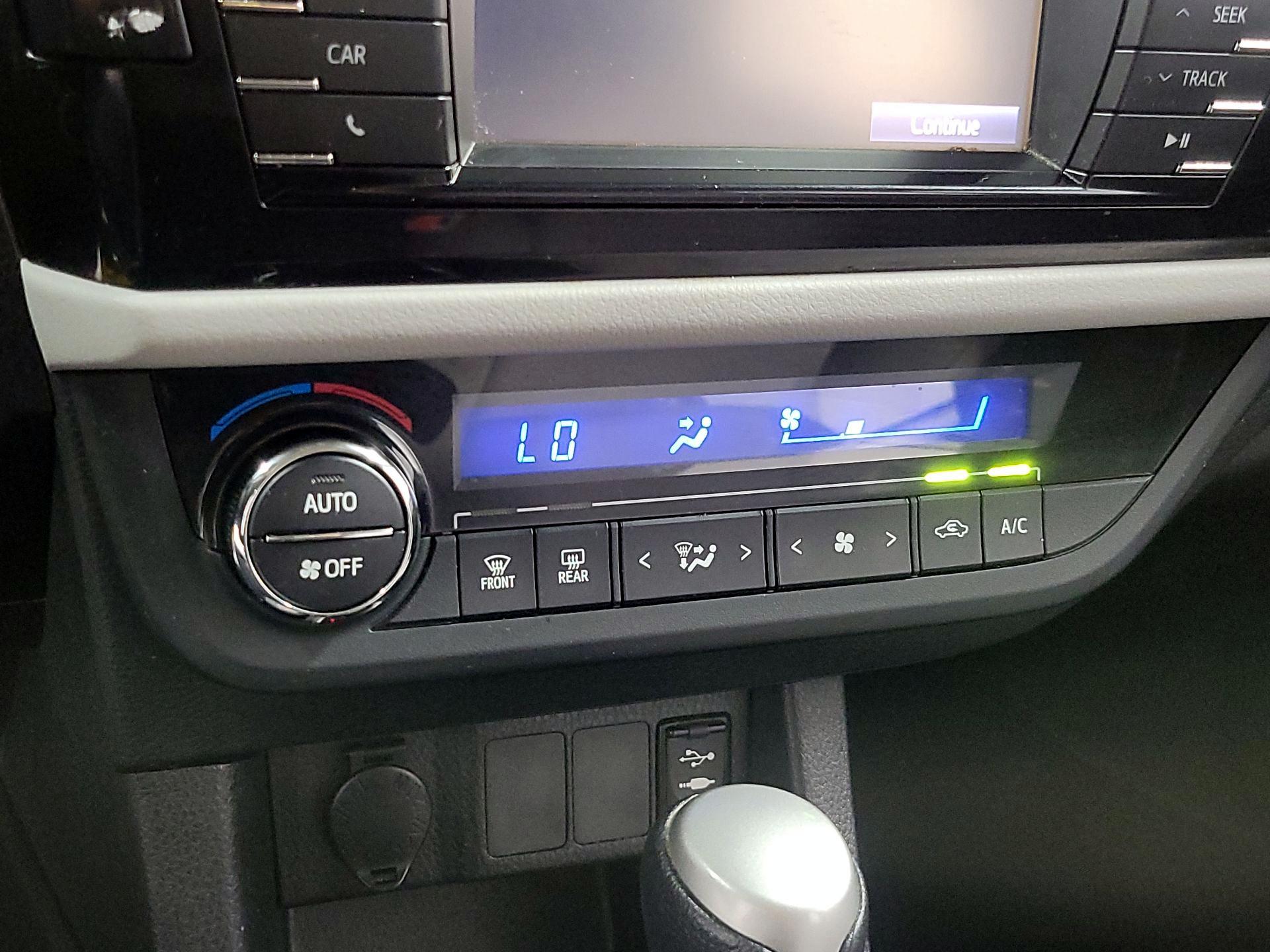 Thumbnail: 2015 Toyota Corolla - 16