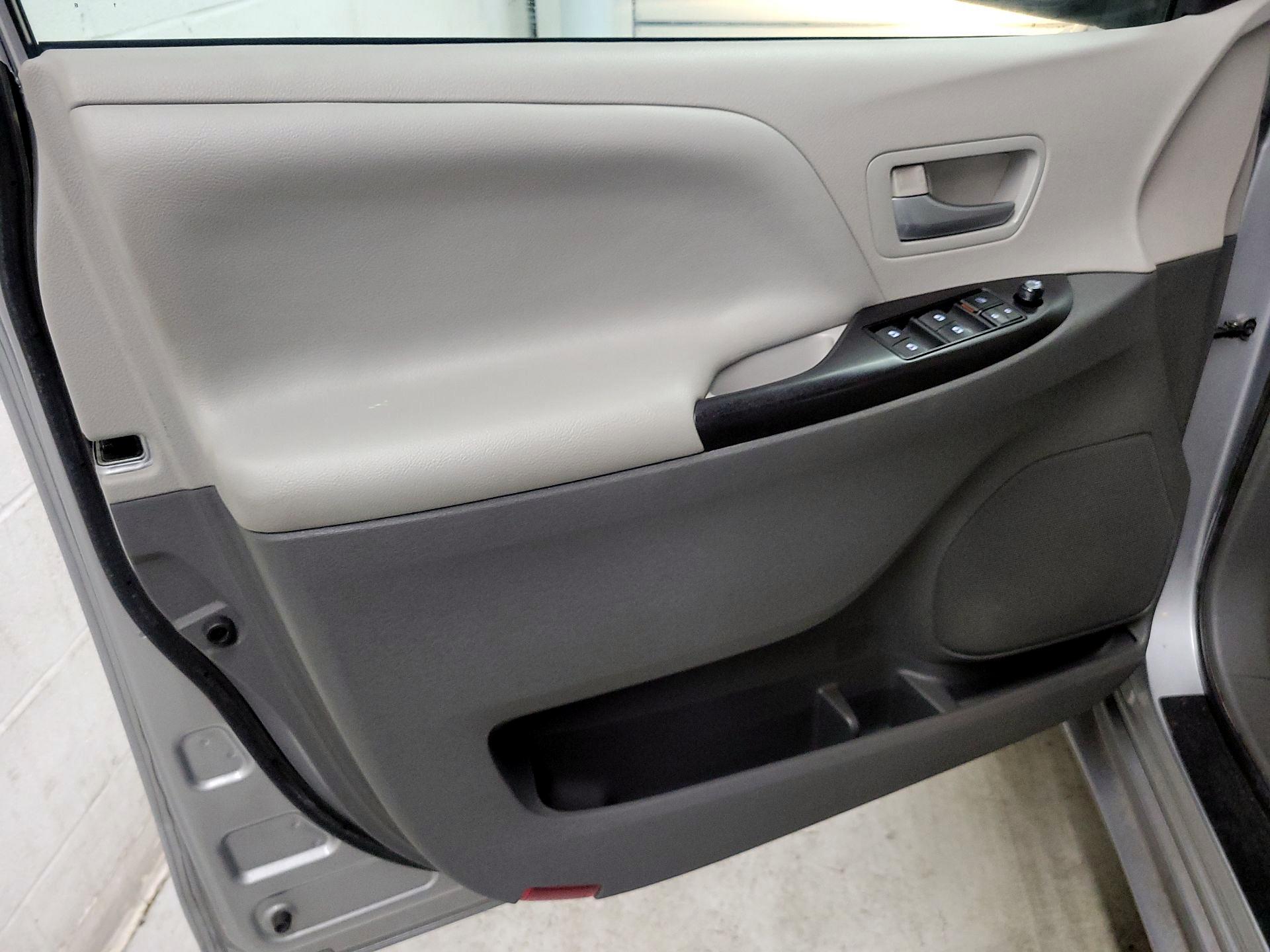 Thumbnail: 2015 Toyota Sienna - 12