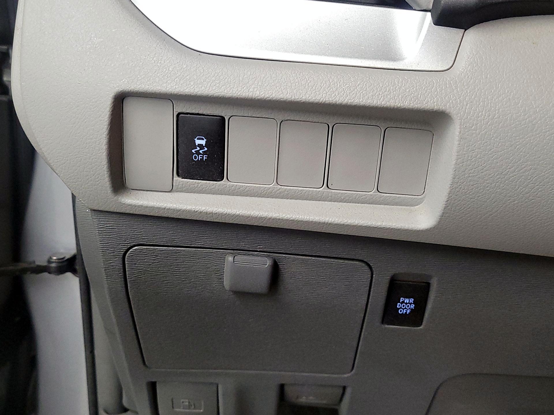 Thumbnail: 2015 Toyota Sienna - 13