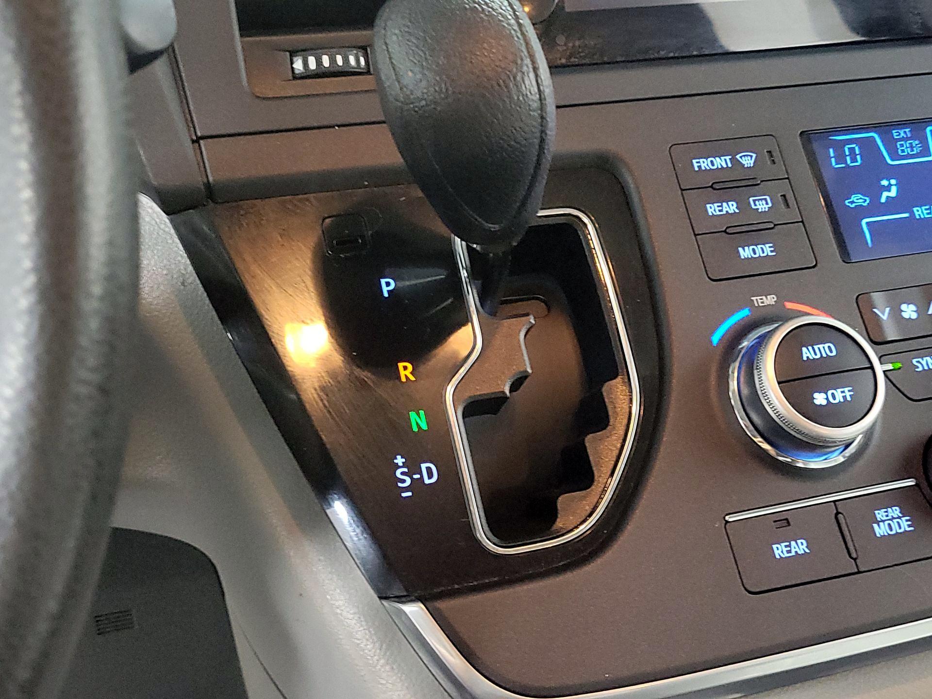 Thumbnail: 2015 Toyota Sienna - 17