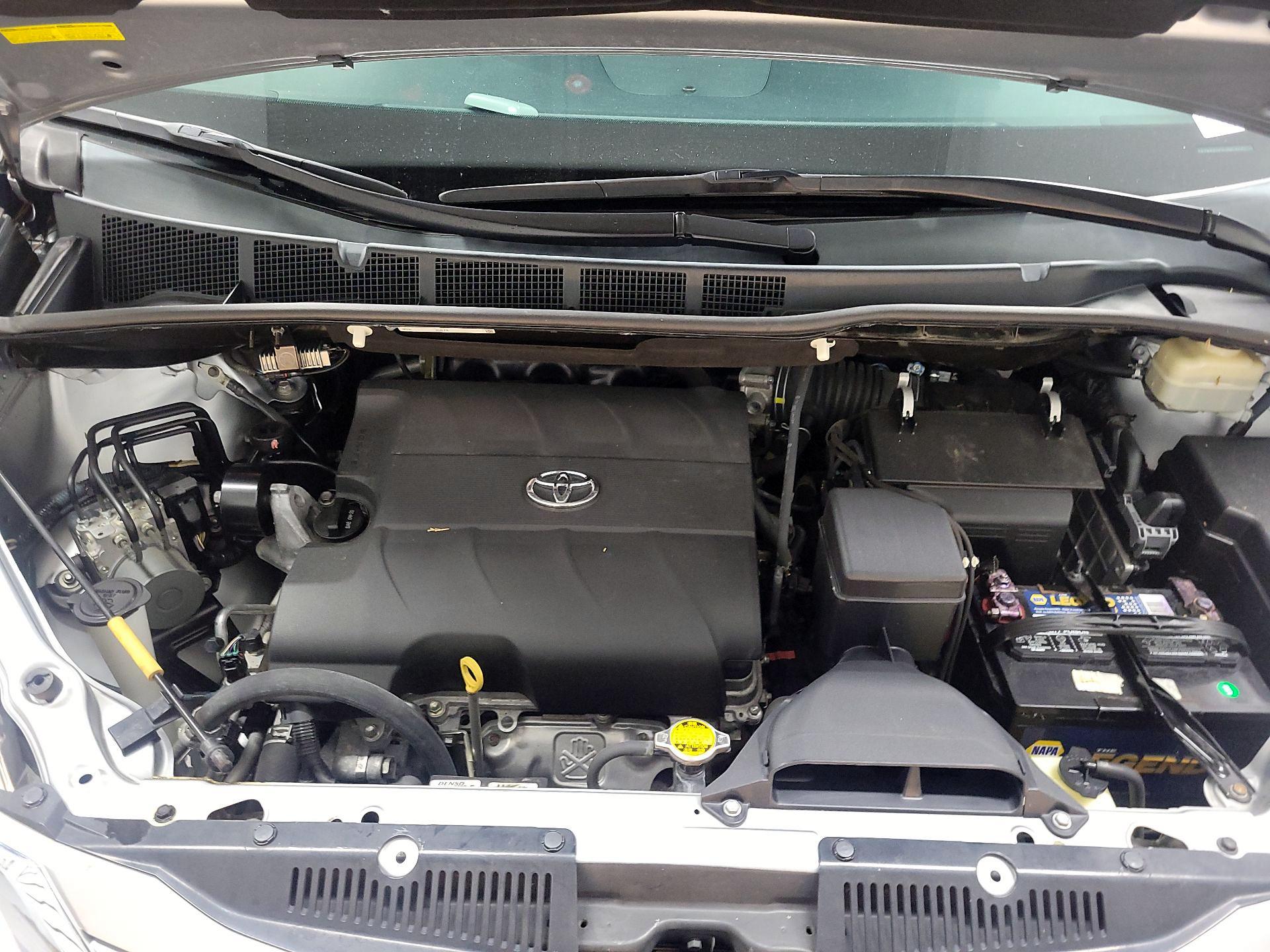 Thumbnail: 2015 Toyota Sienna - 20