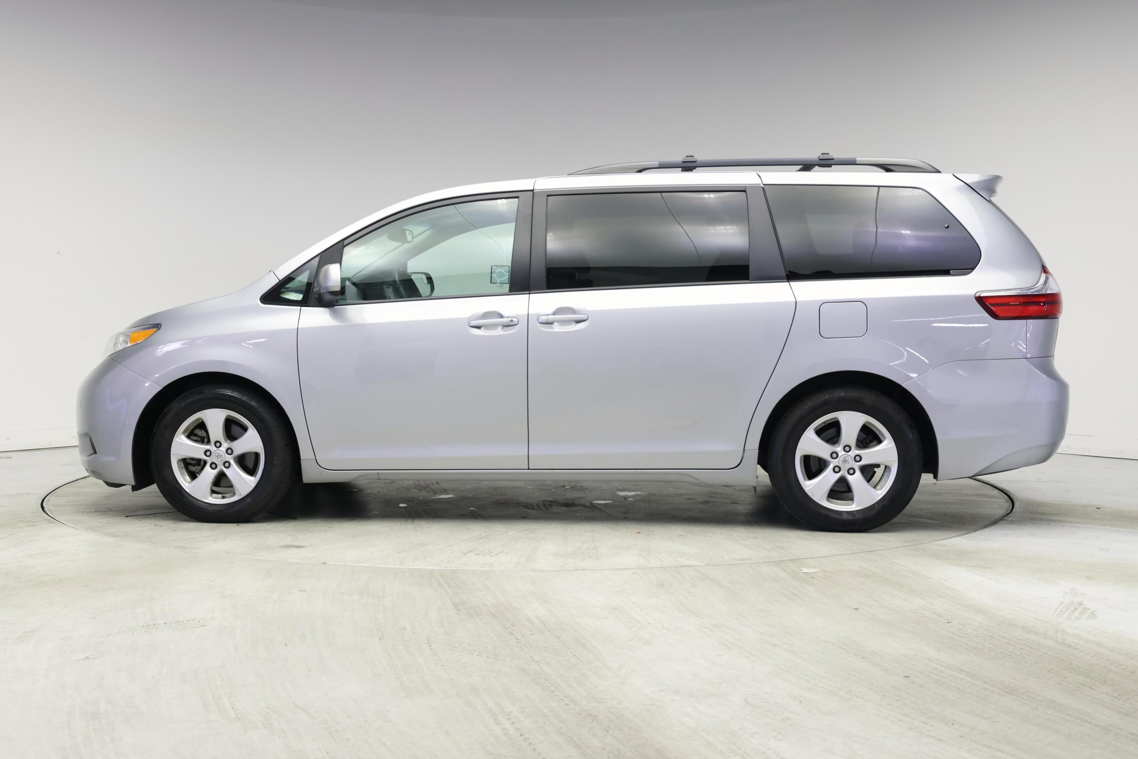 Thumbnail: 2015 Toyota Sienna - 3
