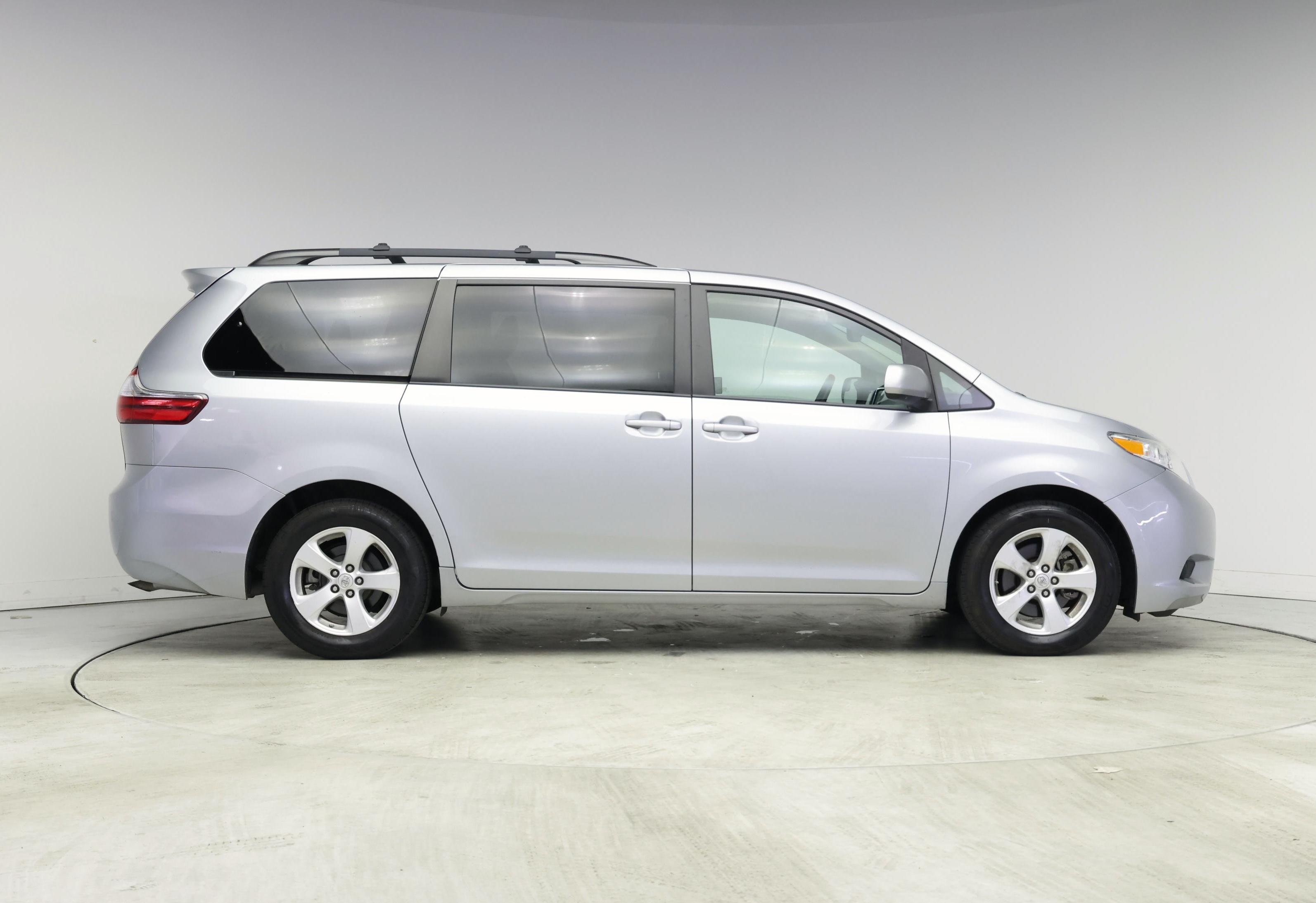 Thumbnail: 2015 Toyota Sienna - 7