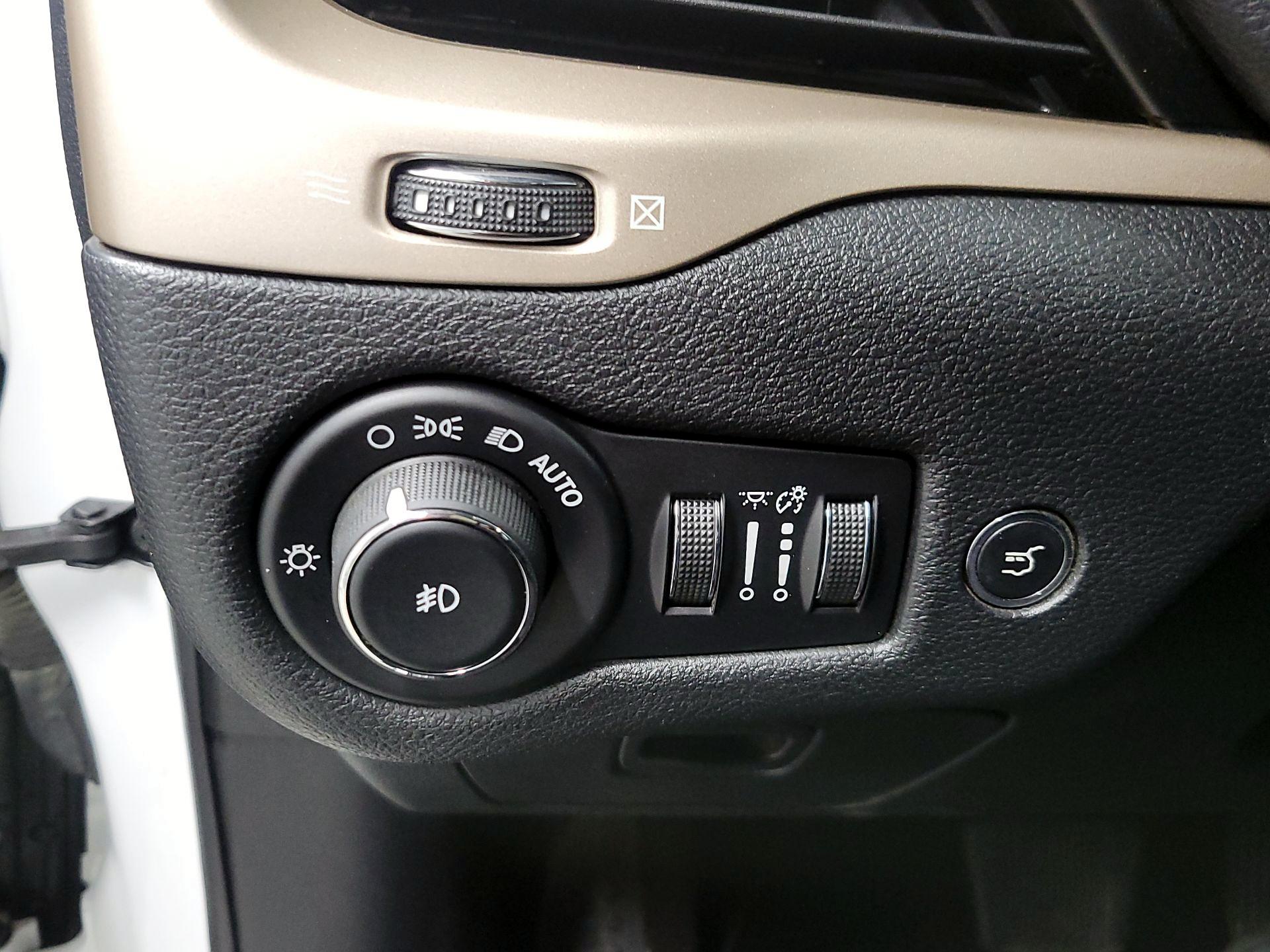 Thumbnail: 2016 Jeep Cherokee - 13