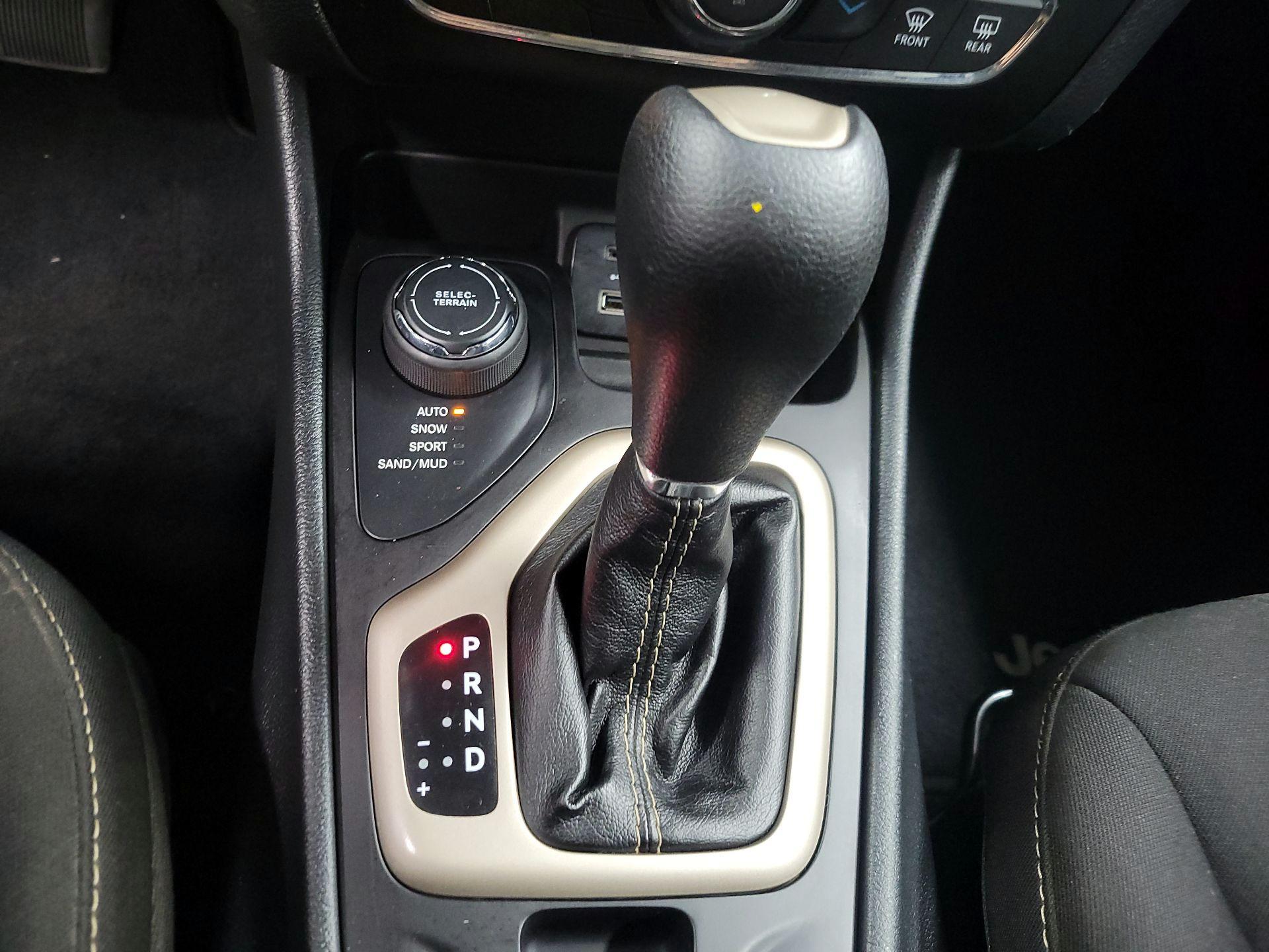 Thumbnail: 2016 Jeep Cherokee - 17