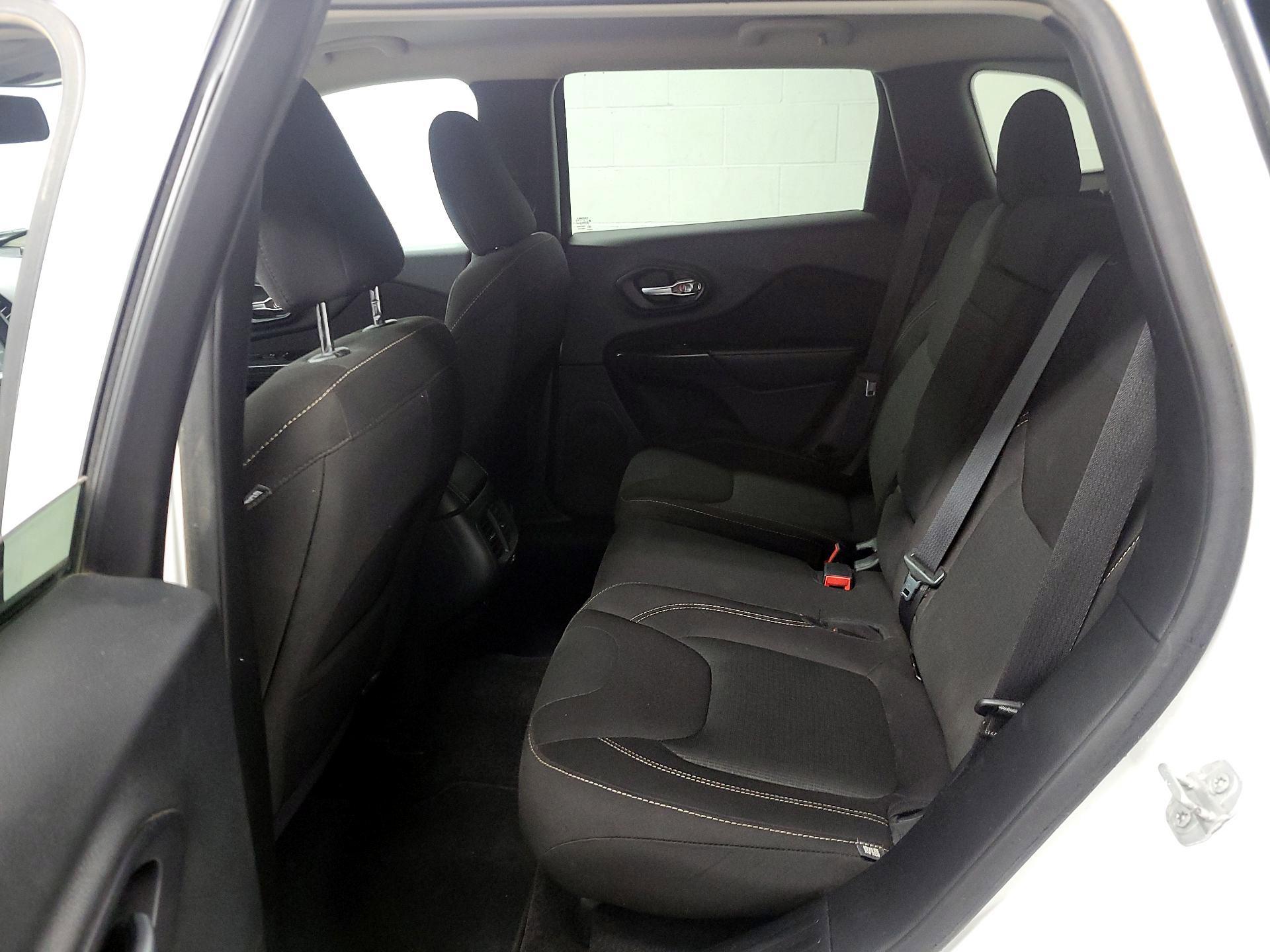 Thumbnail: 2016 Jeep Cherokee - 18