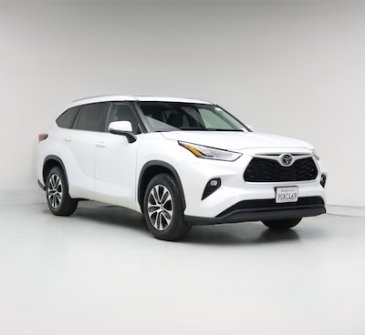 White 2023 Toyota Highlander XLE