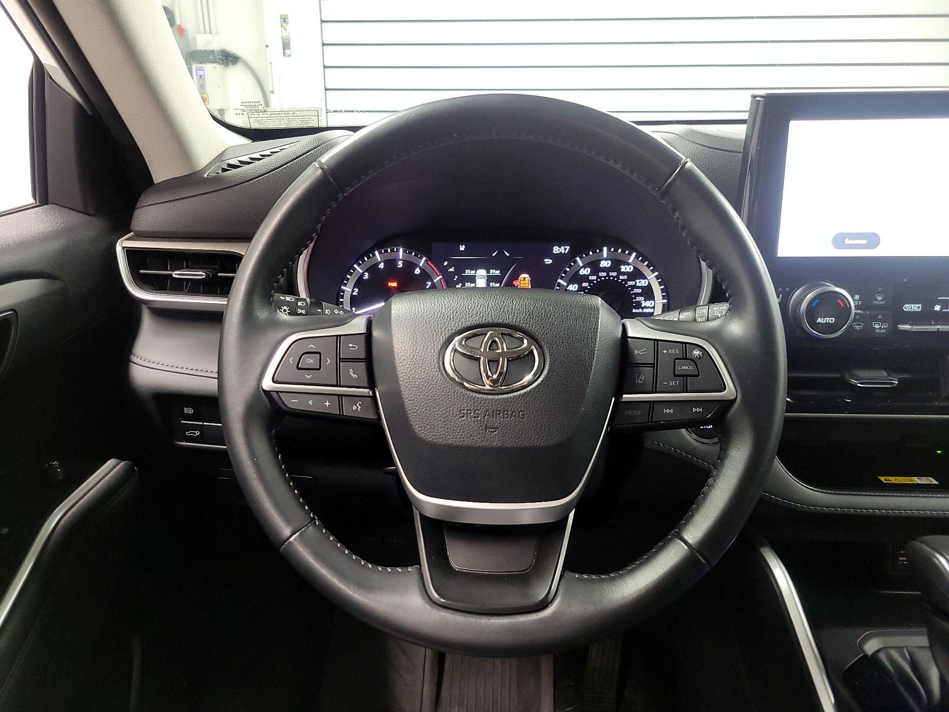 Thumbnail: 2023 Toyota Highlander - 10